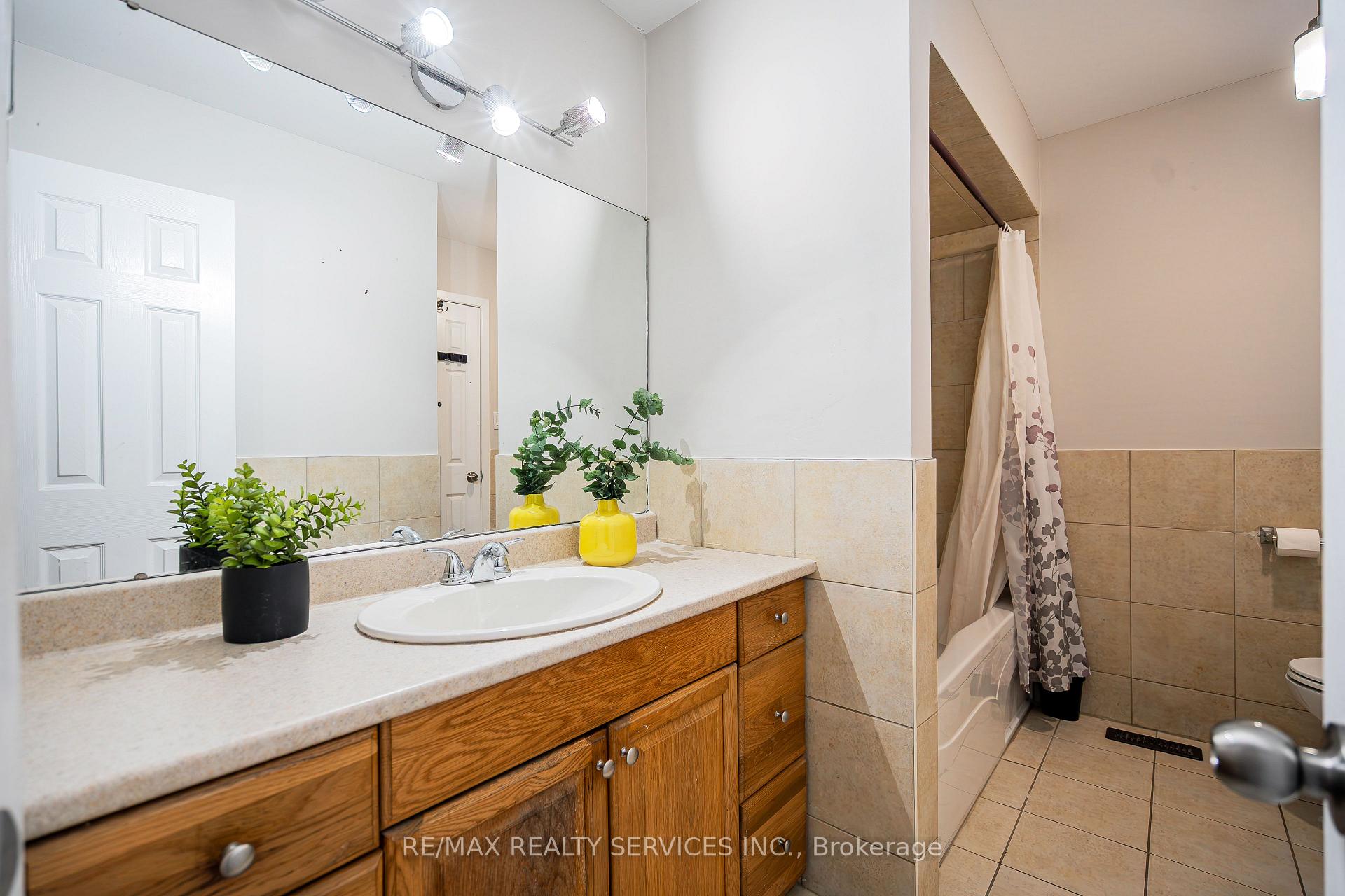 Photo 34 of 41 Mallard Crescent, Brampton, Central Park — HOMEH