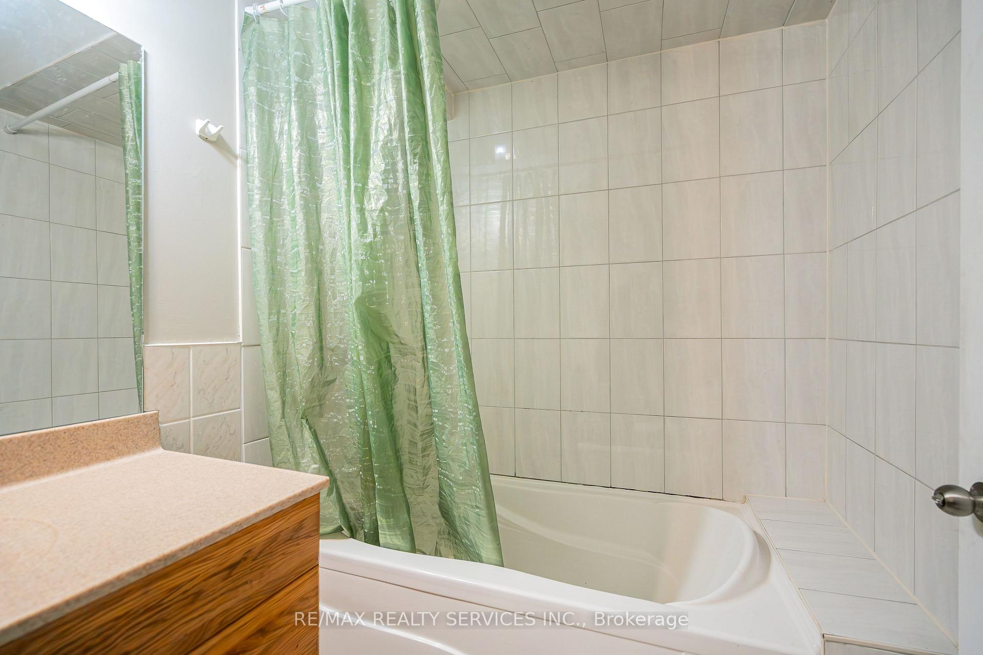 Photo 16 of 41 Mallard Crescent, Brampton, Central Park — HOMEH