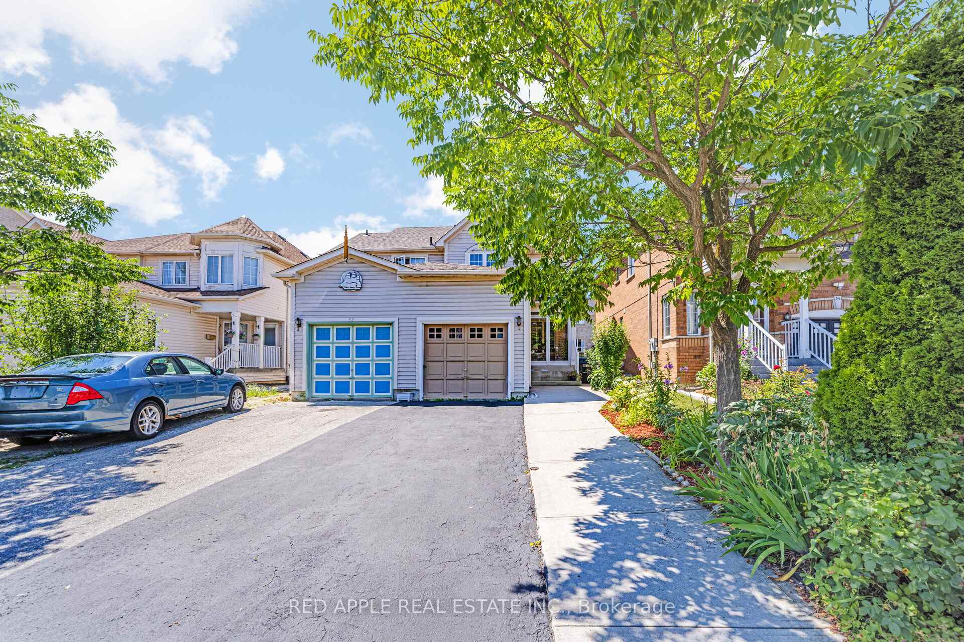 Photo 3 of 52 Tiller Trail, Brampton, Fletcher's Creek Village — HOMEH