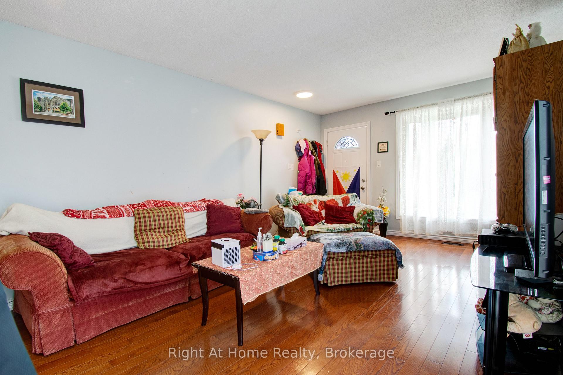 Photo 5 of 63 Martindale Crescent, Brampton, Brampton West — HOMEH