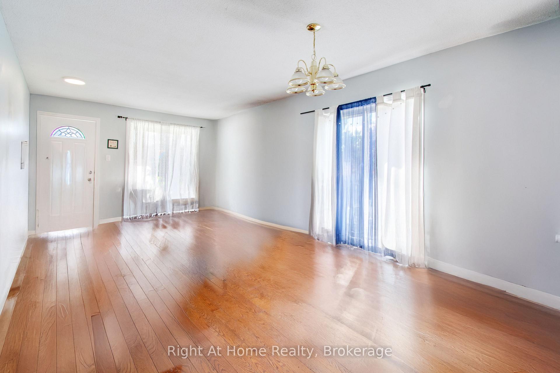 Photo 6 of 63 Martindale Crescent, Brampton, Brampton West — HOMEH