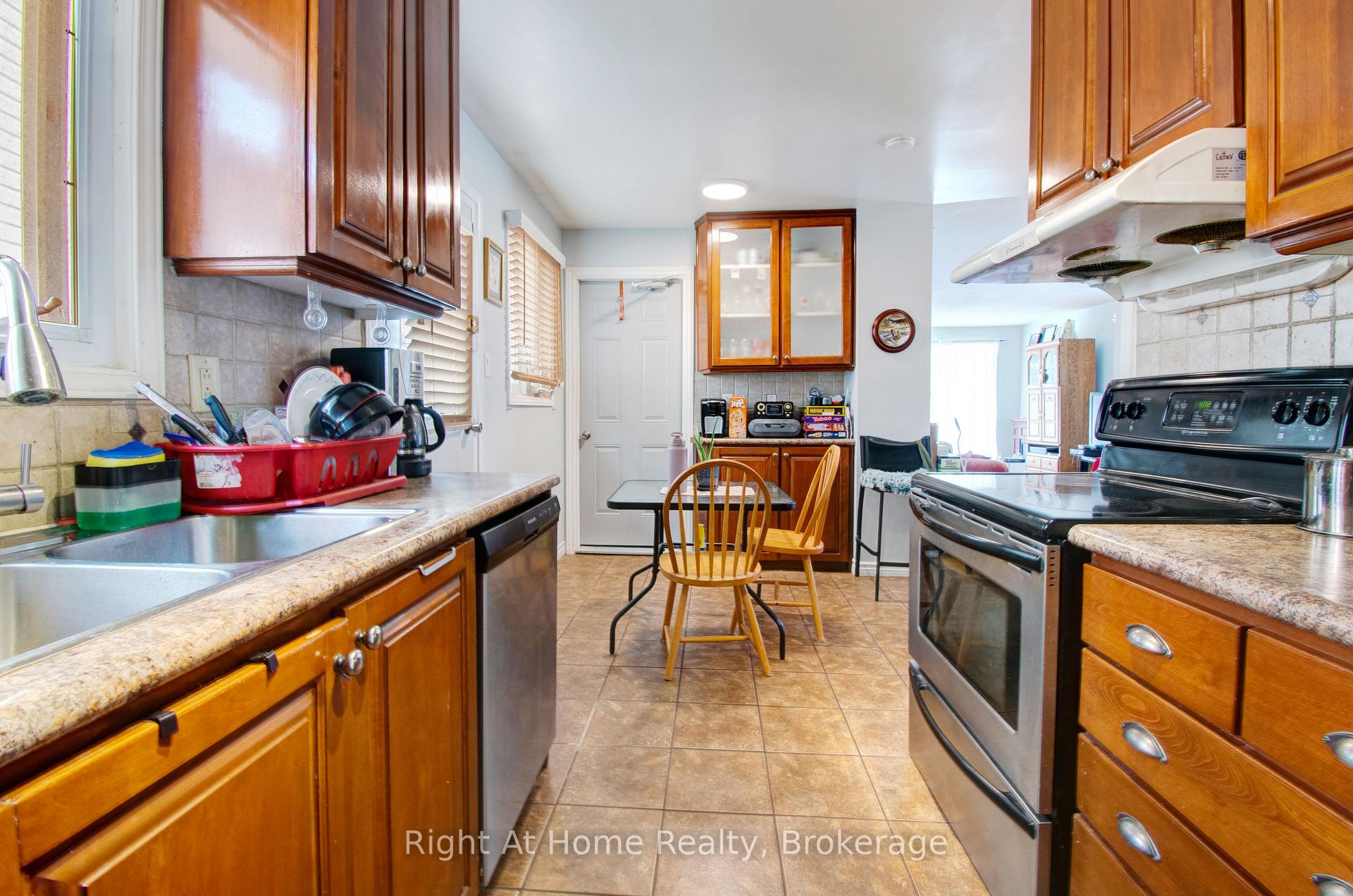 Photo 10 of 63 Martindale Crescent, Brampton, Brampton West — HOMEH