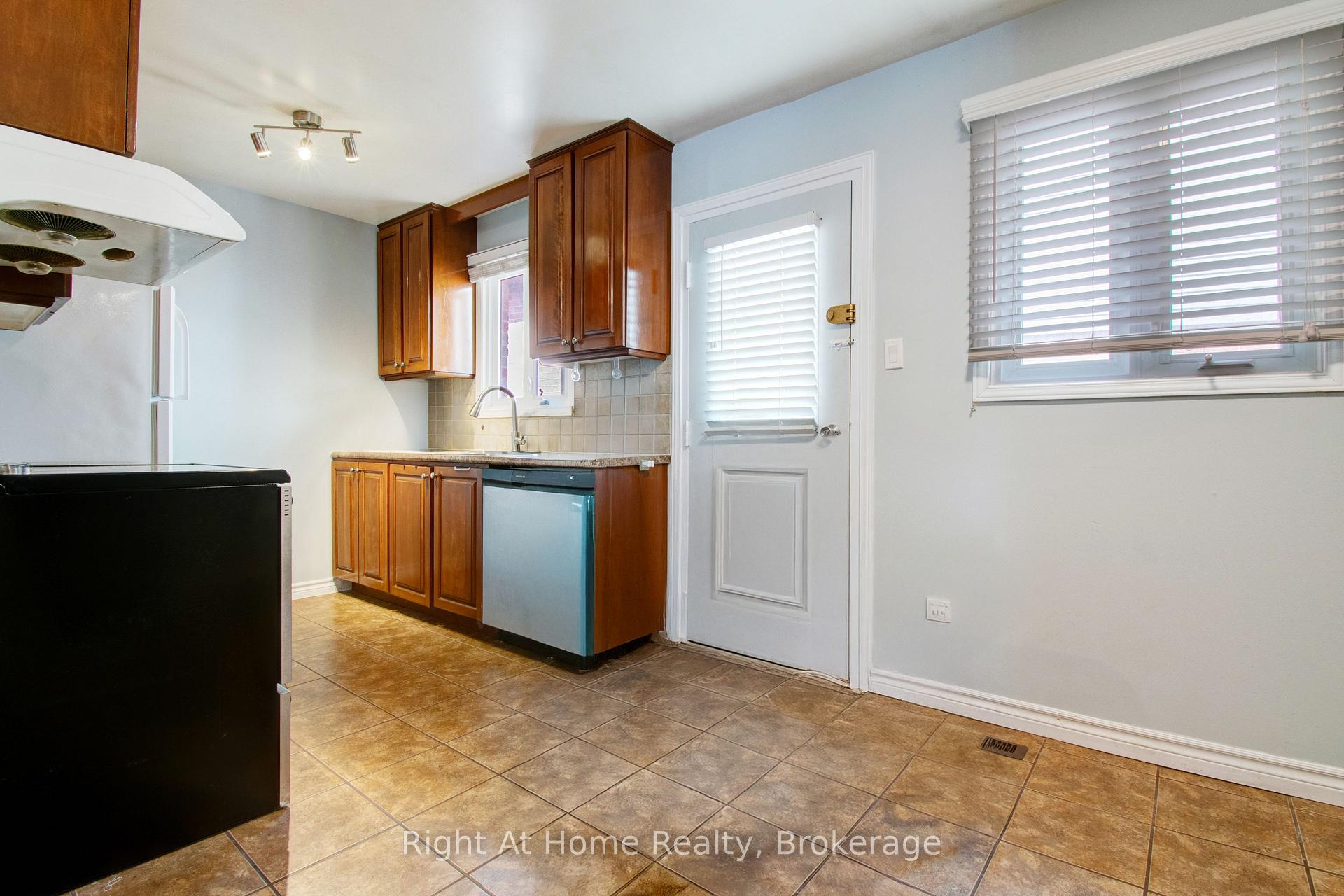 Photo 12 of 63 Martindale Crescent, Brampton, Brampton West — HOMEH
