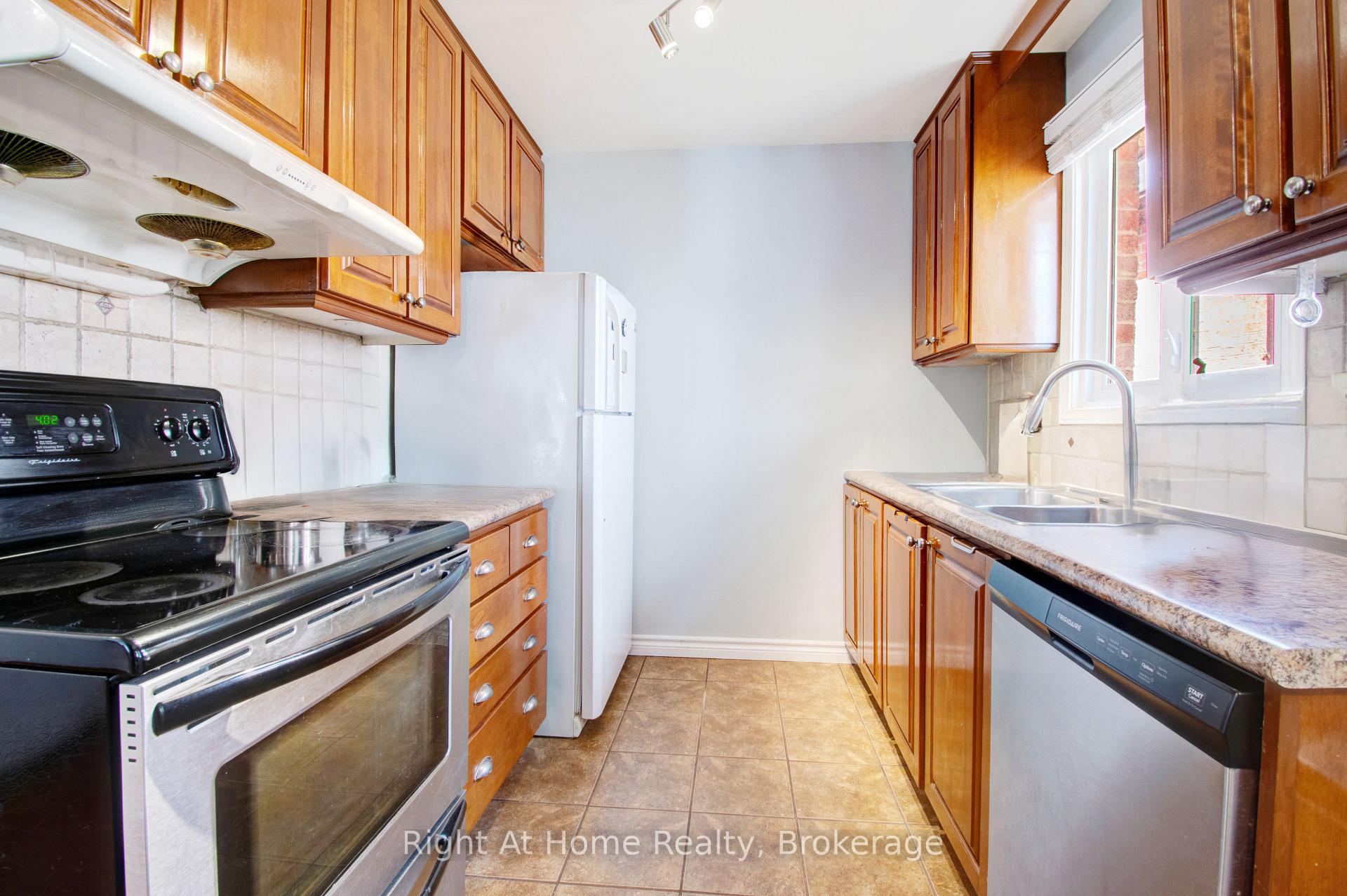 Photo 15 of 63 Martindale Crescent, Brampton, Brampton West — HOMEH