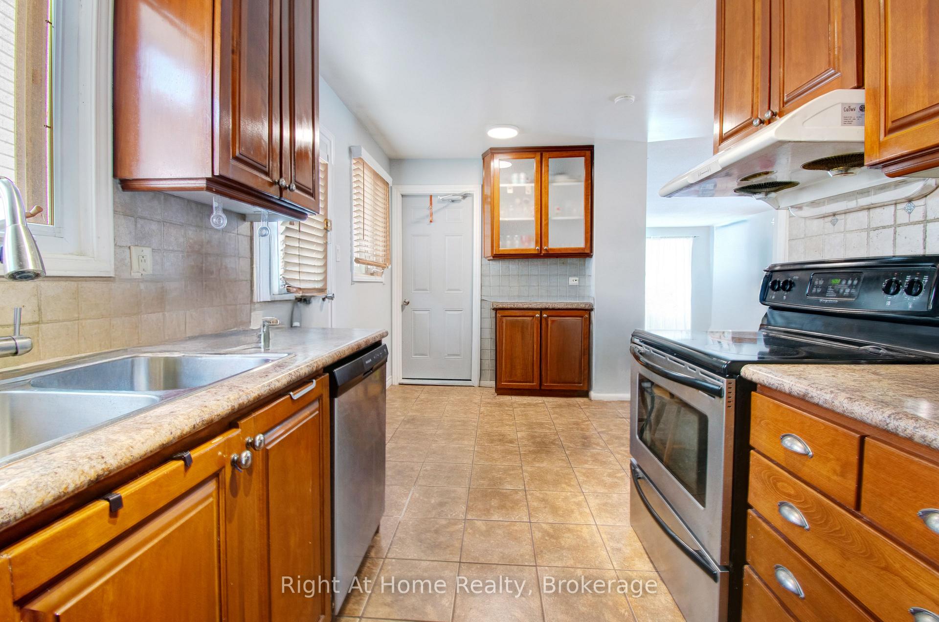 Photo 16 of 63 Martindale Crescent, Brampton, Brampton West — HOMEH