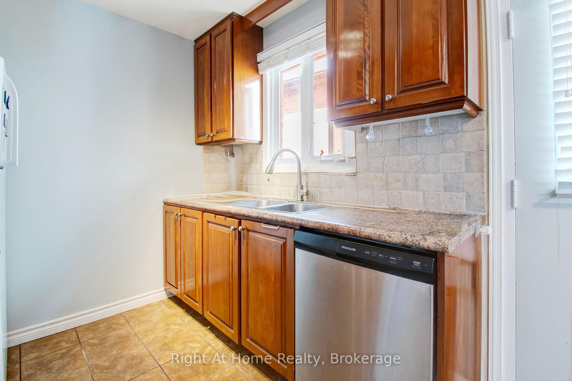 Photo 17 of 63 Martindale Crescent, Brampton, Brampton West — HOMEH