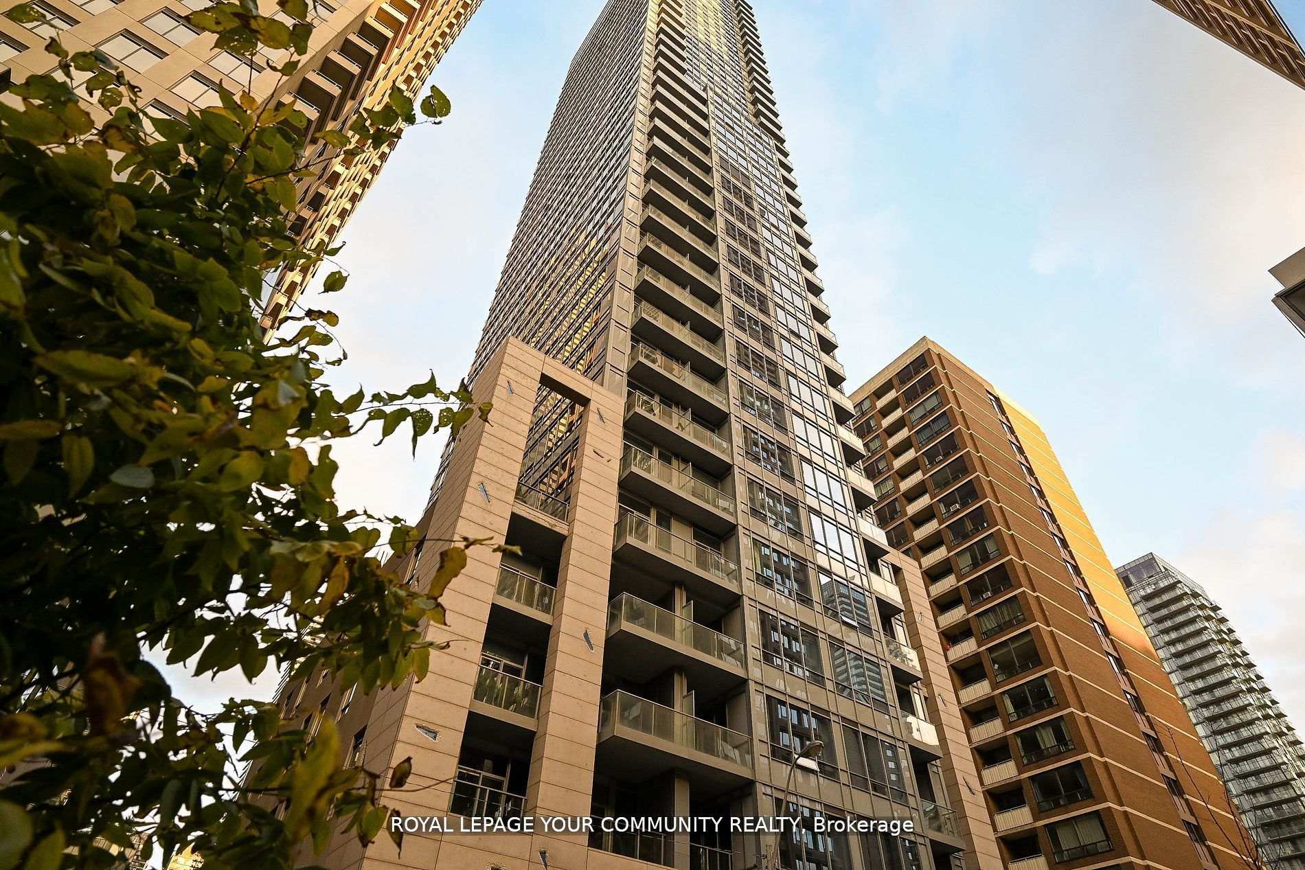 Front of Unit Ph 35, 21 Balmuto Street