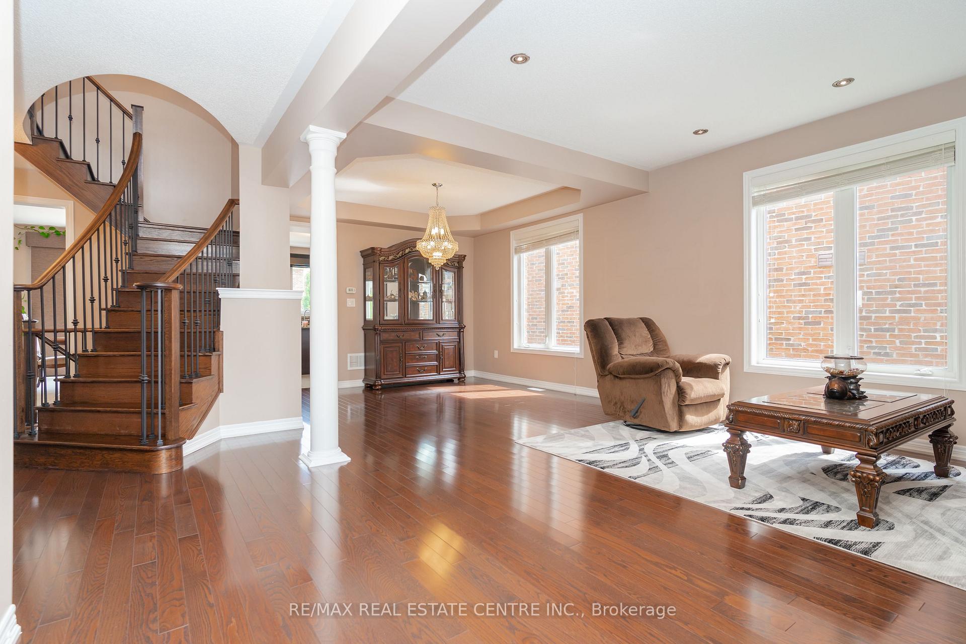 Photo 4 of 18 Rampart Drive, Brampton, Vales of Castlemore North — HOMEH