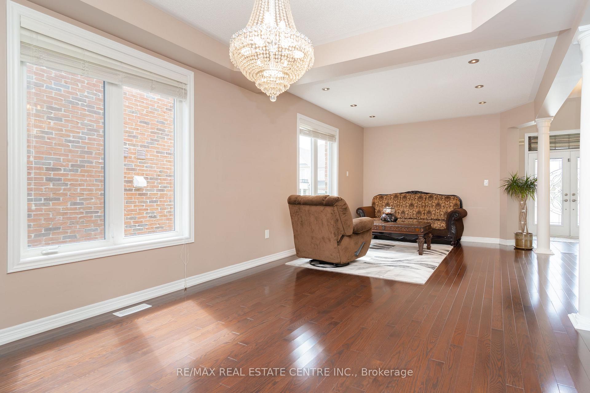 Photo 3 of 18 Rampart Drive, Brampton, Vales of Castlemore North — HOMEH