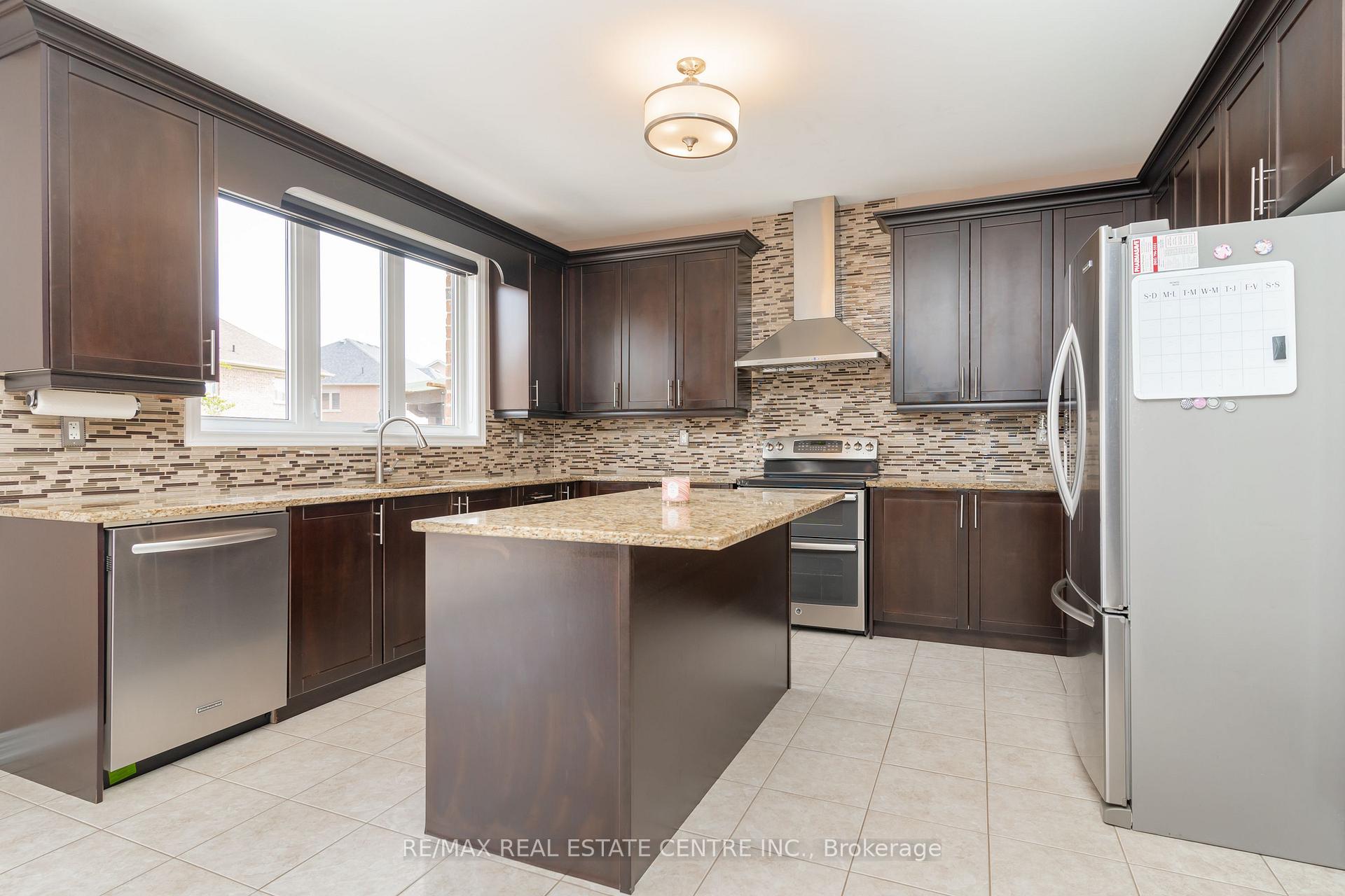 Photo 9 of 18 Rampart Drive, Brampton, Vales of Castlemore North — HOMEH