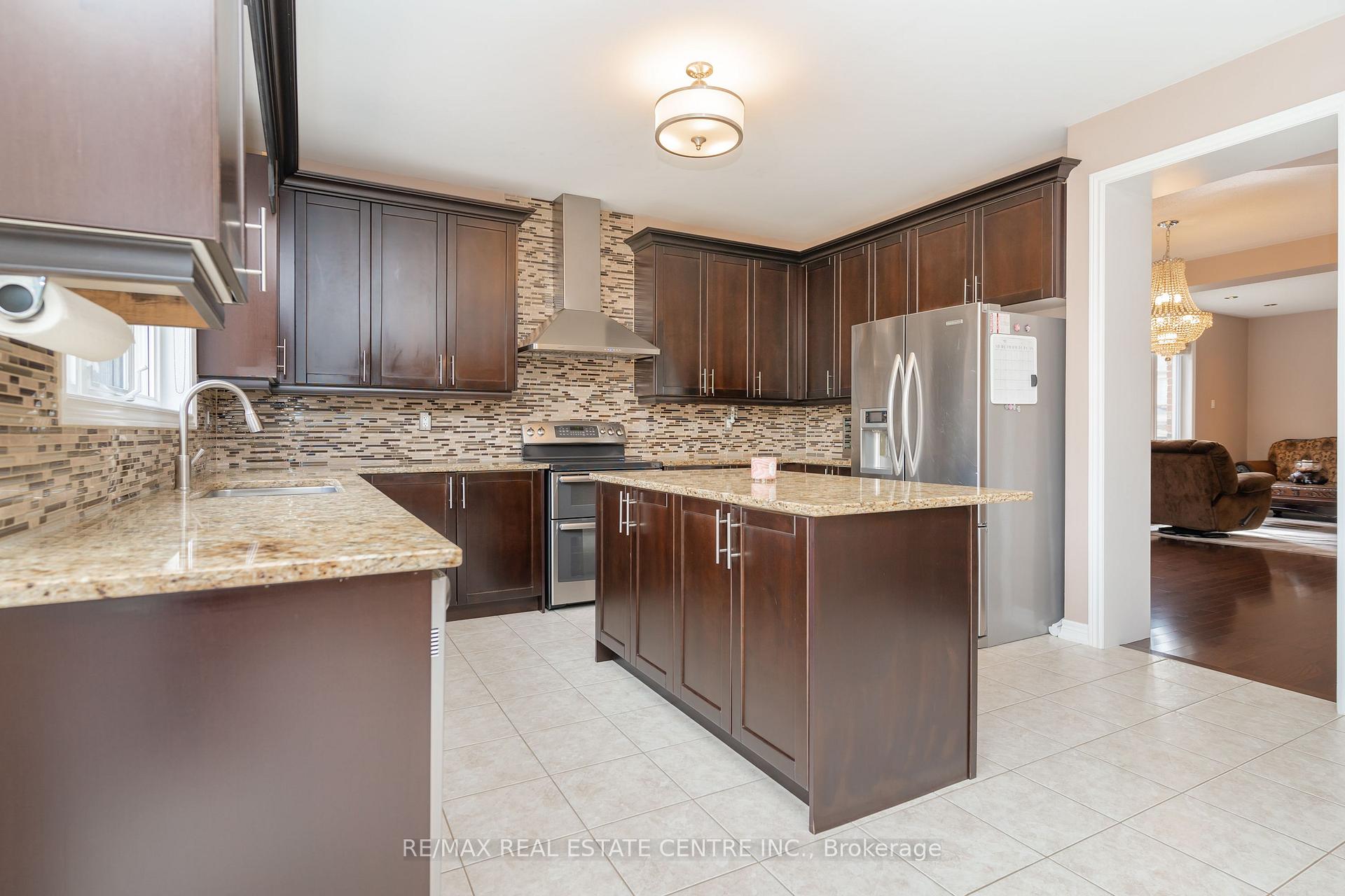 Photo 10 of 18 Rampart Drive, Brampton, Vales of Castlemore North — HOMEH
