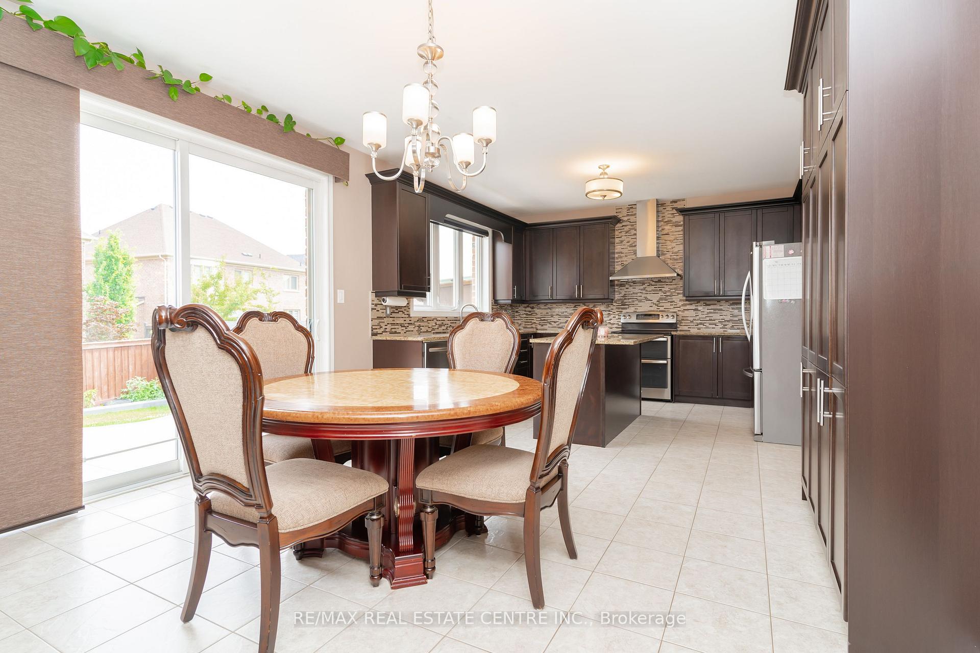 Photo 5 of 18 Rampart Drive, Brampton, Vales of Castlemore North — HOMEH