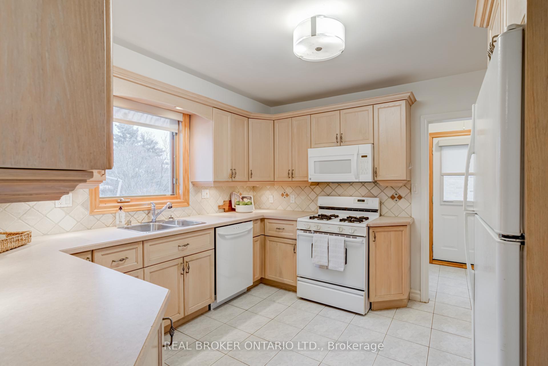 Photo 8 of 21 Gailmont Drive, Hamilton, Corman — HOMEH