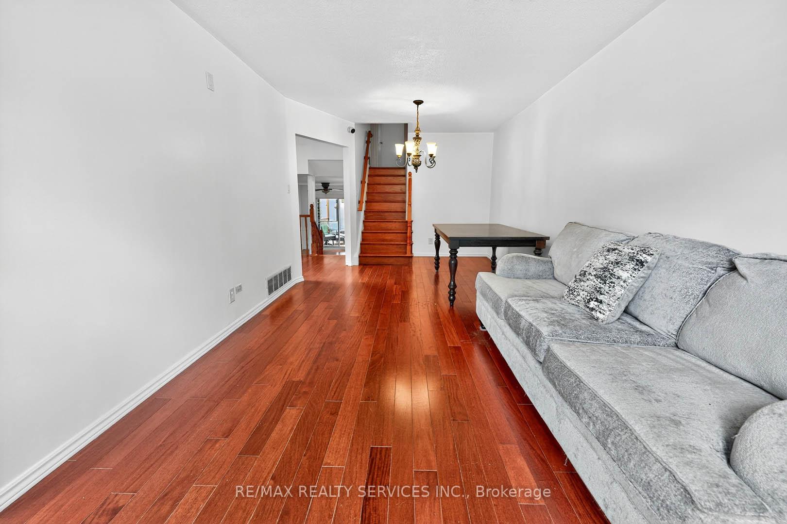 Photo 10 of 28 Chipwood Crescent, Brampton, Madoc — HOMEH