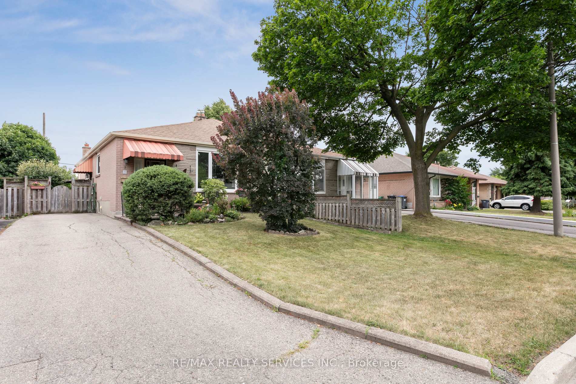 Photo 2 of 9 Algonquin Boulevard, Brampton, Avondale — HOMEH