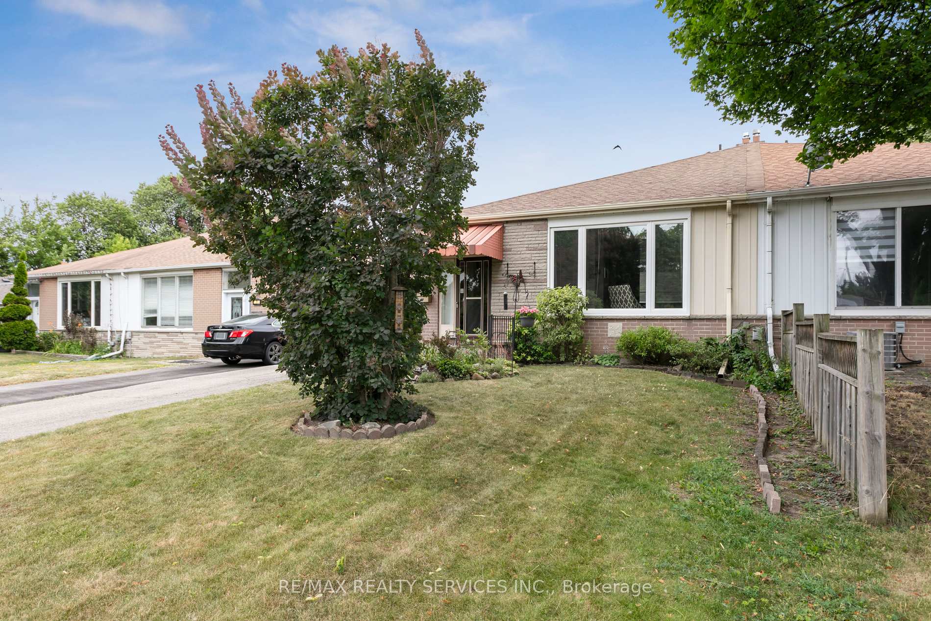 Photo 4 of 9 Algonquin Boulevard, Brampton, Avondale — HOMEH