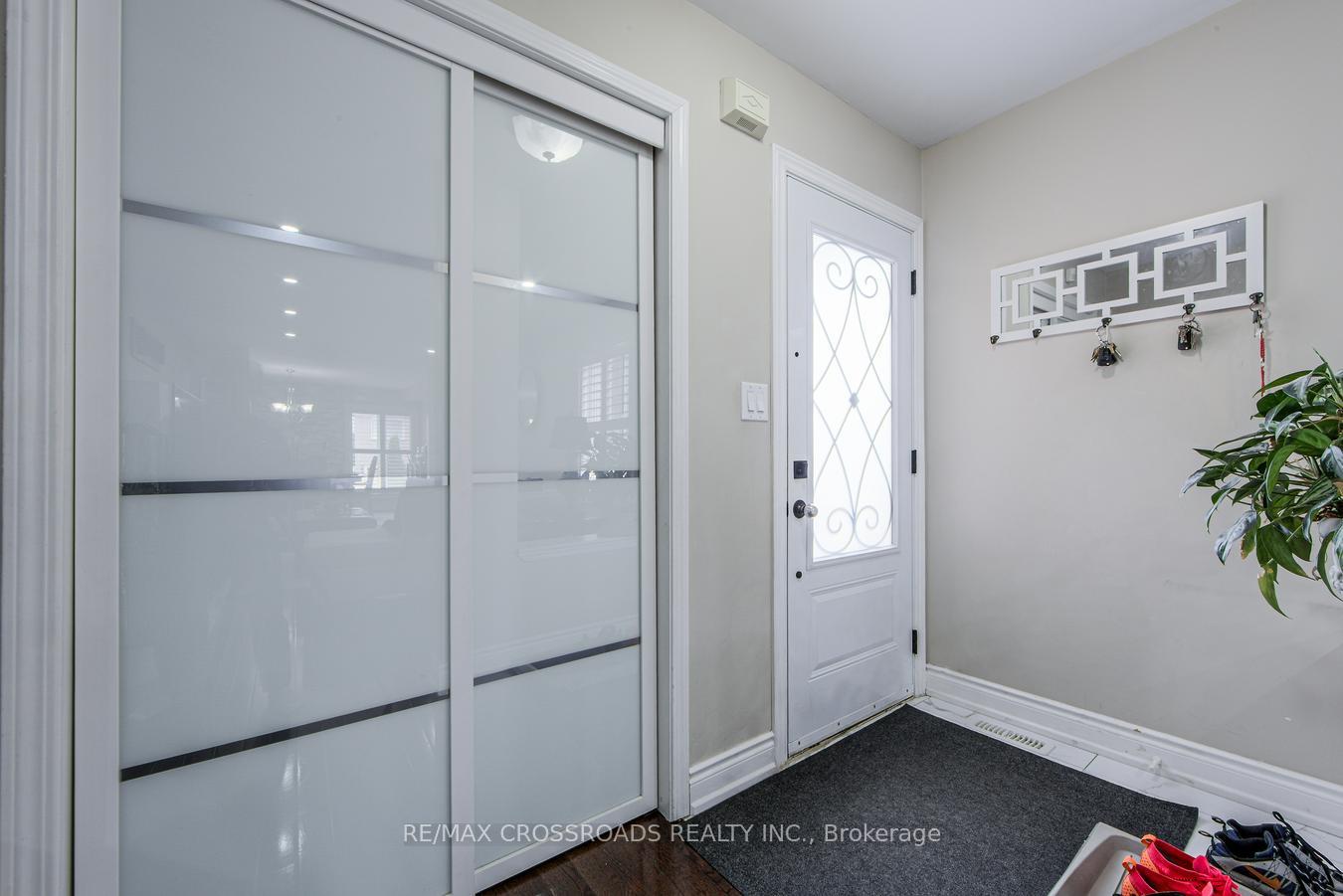 Photo 2 of 34 Narrow Valley Crescent, Brampton, Sandringham-Wellington — HOMEH