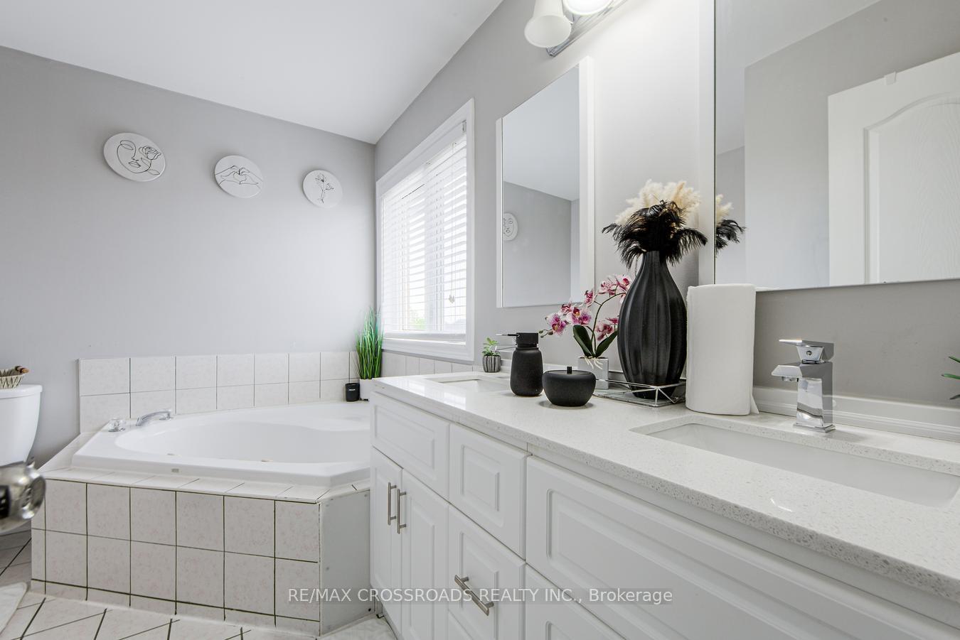 Photo 16 of 34 Narrow Valley Crescent, Brampton, Sandringham-Wellington — HOMEH