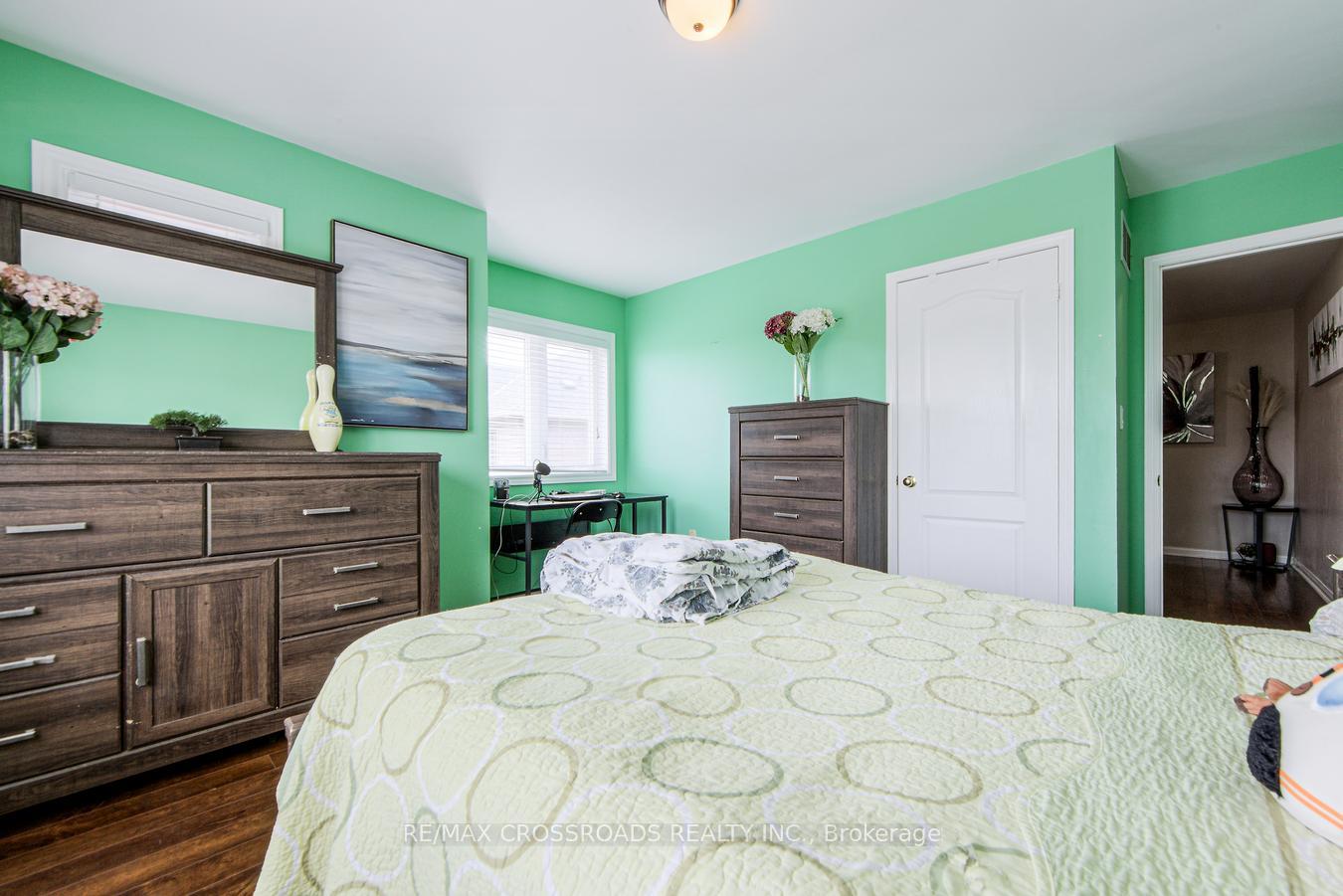 Photo 42 of 34 Narrow Valley Crescent, Brampton, Sandringham-Wellington — HOMEH