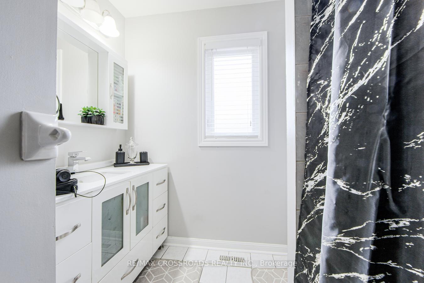 Photo 35 of 34 Narrow Valley Crescent, Brampton, Sandringham-Wellington — HOMEH