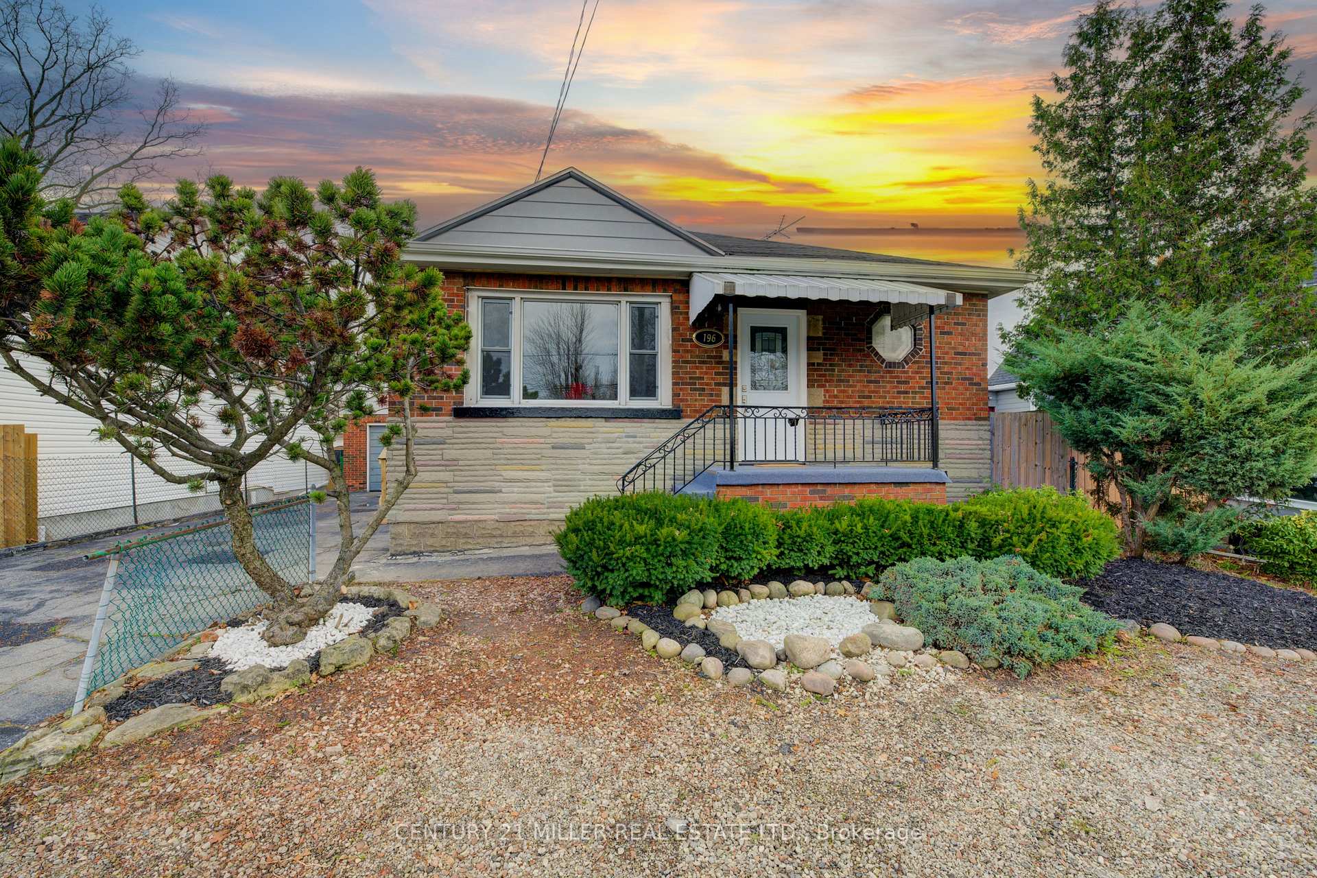 Photo 2 of 196 Queensdale Avenue E, Hamilton, Centremount — HOMEH