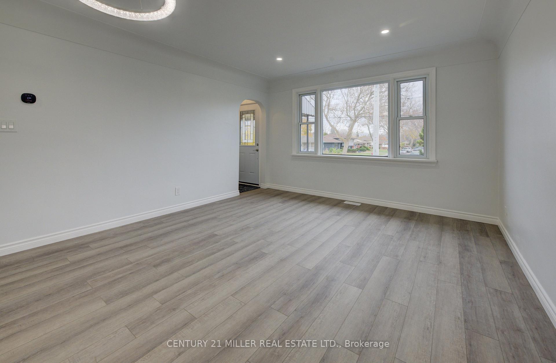 Photo 5 of 196 Queensdale Avenue E, Hamilton, Centremount — HOMEH