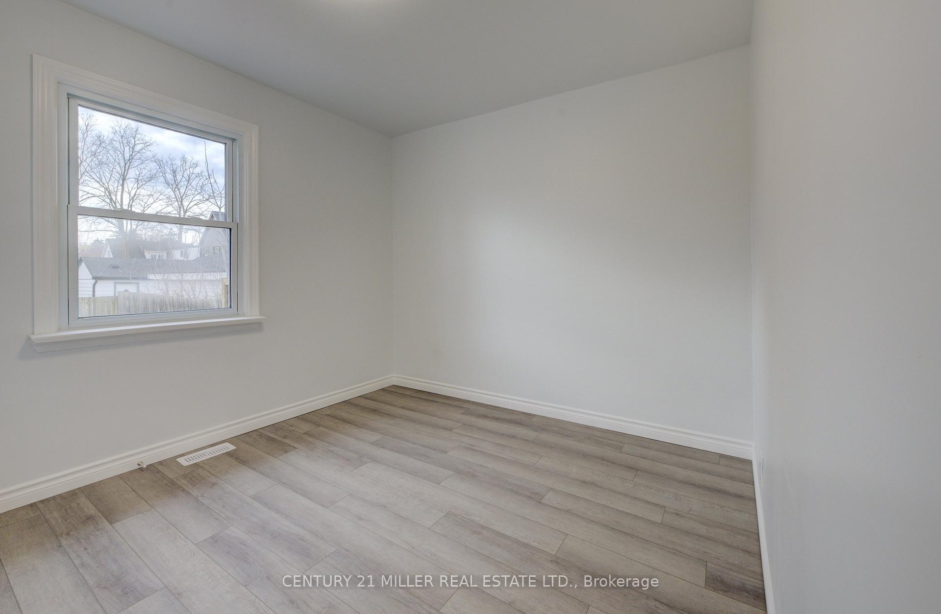 Photo 13 of 196 Queensdale Avenue E, Hamilton, Centremount — HOMEH
