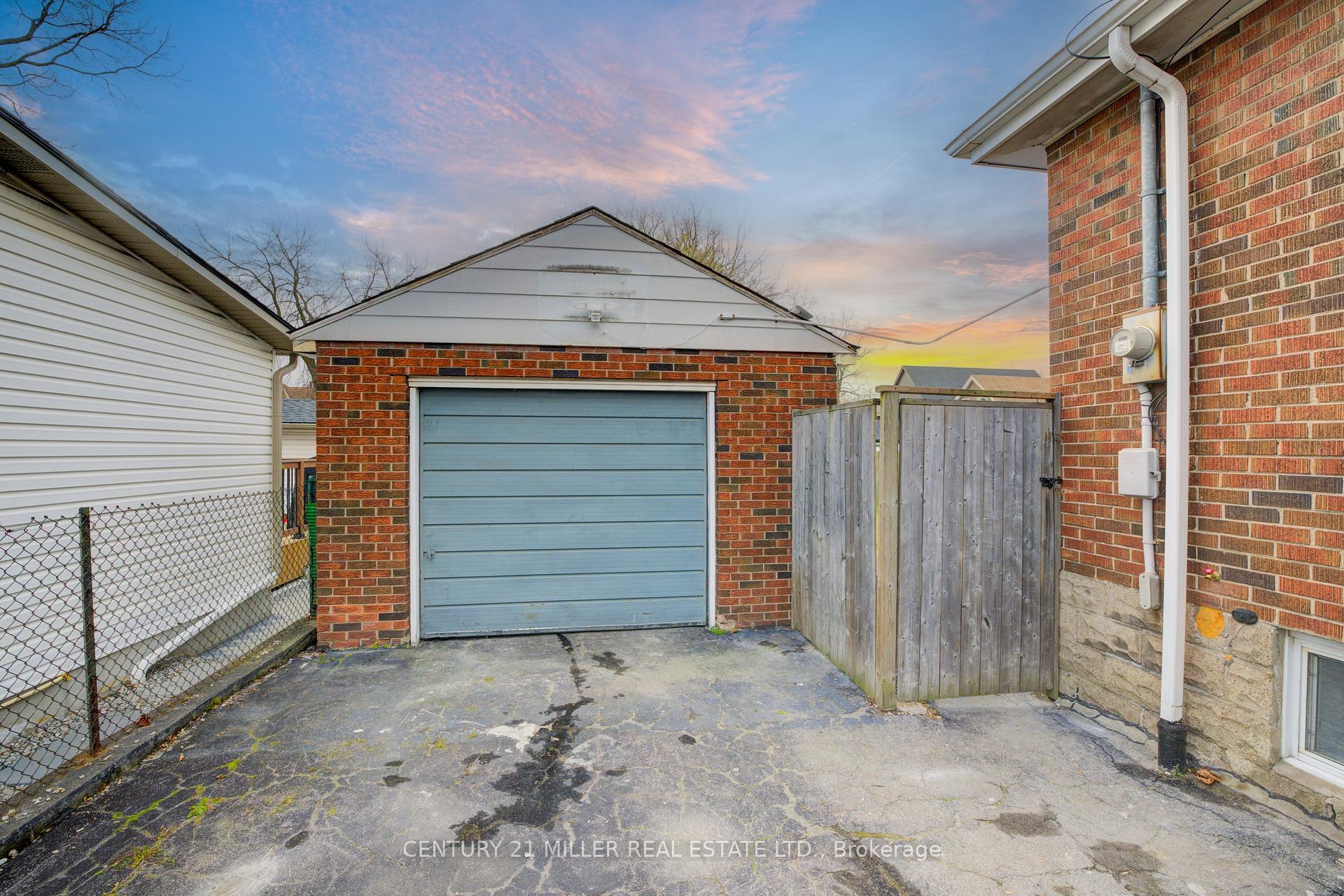 Photo 31 of 196 Queensdale Avenue E, Hamilton, Centremount — HOMEH