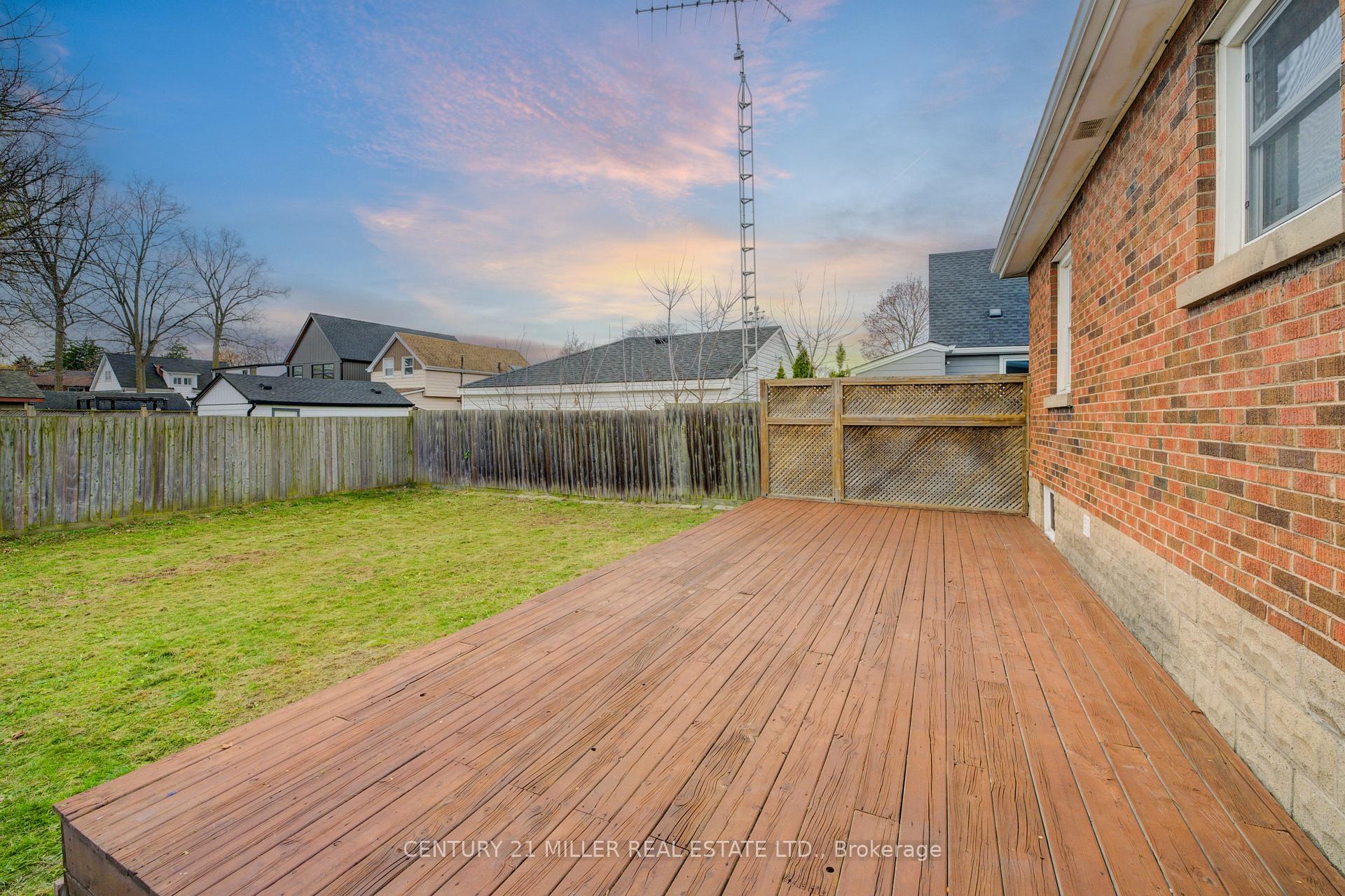 Photo 32 of 196 Queensdale Avenue E, Hamilton, Centremount — HOMEH