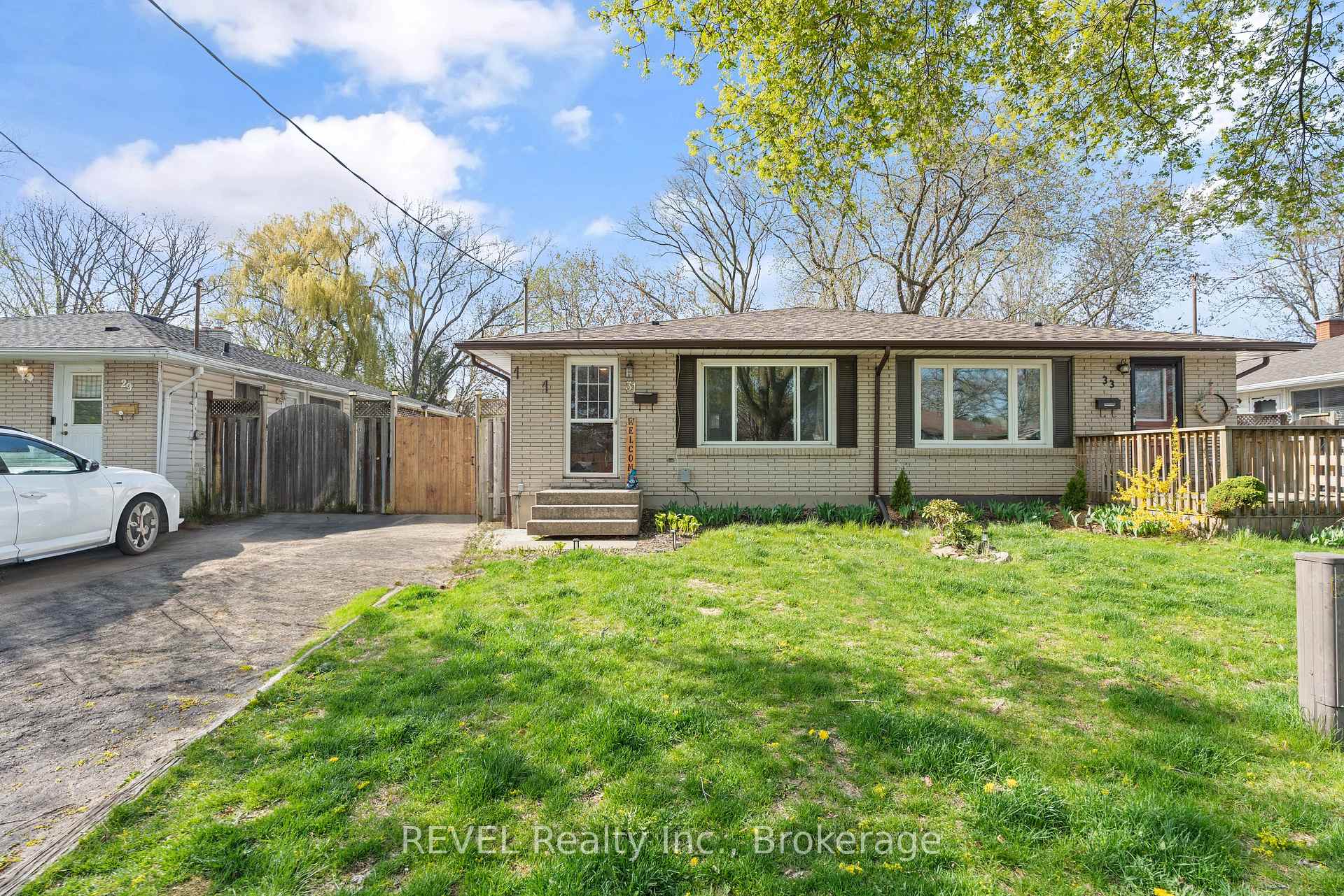 Photo 2 of 31 Louis Avenue, St. Catharines, Bunting/Linwell — HOMEH