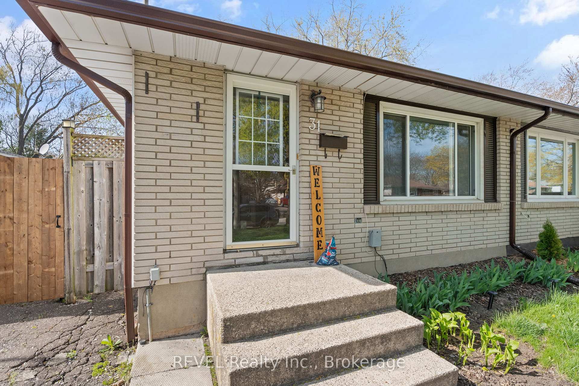 Photo 3 of 31 Louis Avenue, St. Catharines, Bunting/Linwell — HOMEH
