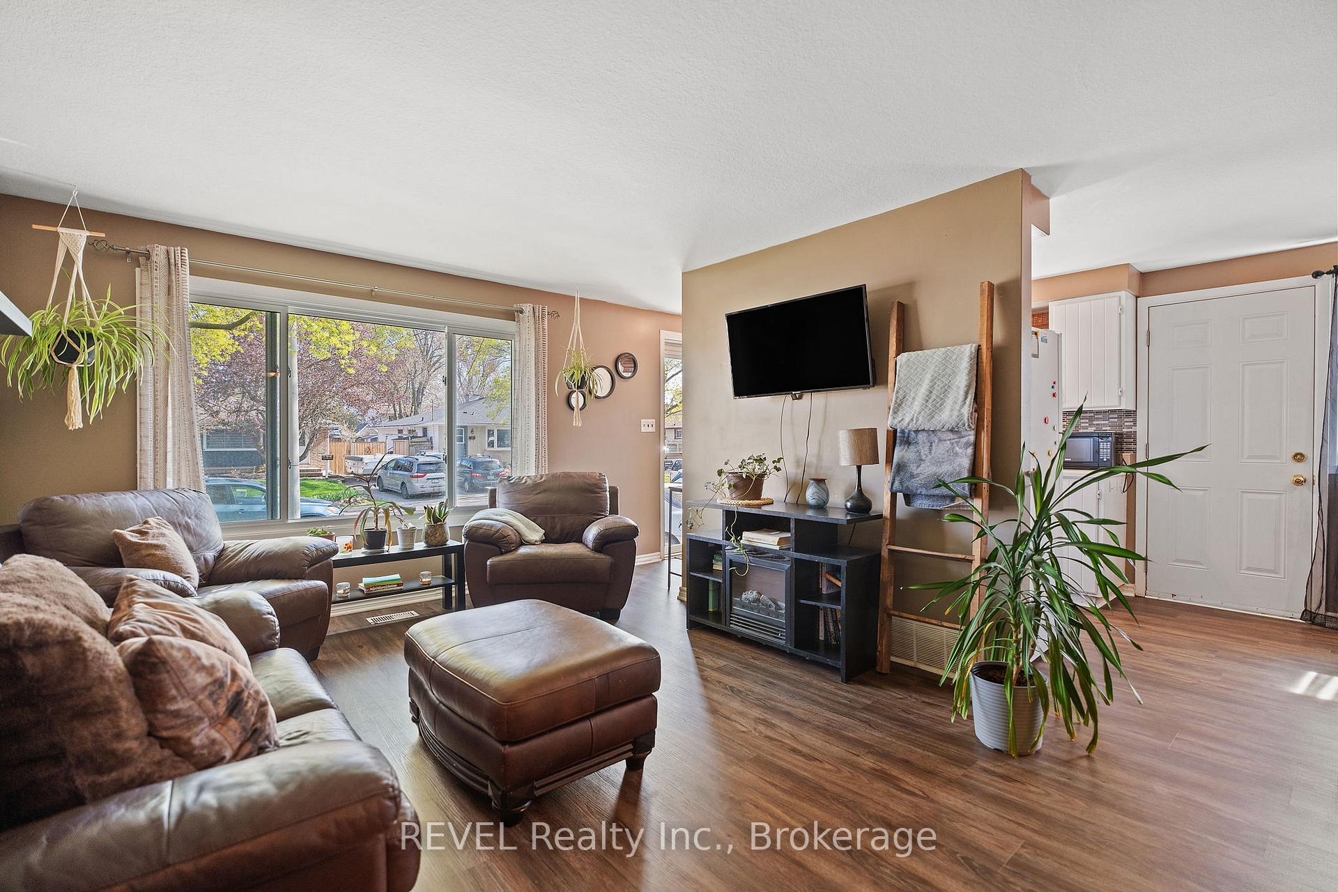 Photo 6 of 31 Louis Avenue, St. Catharines, Bunting/Linwell — HOMEH