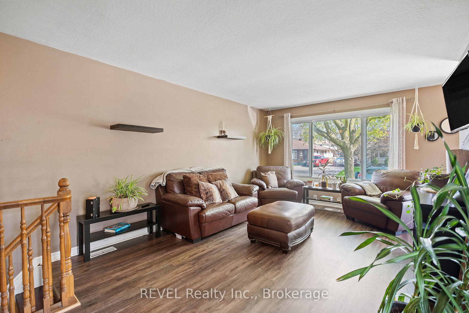 Photo 7 of 31 Louis Avenue, St. Catharines, Bunting/Linwell — HOMEH