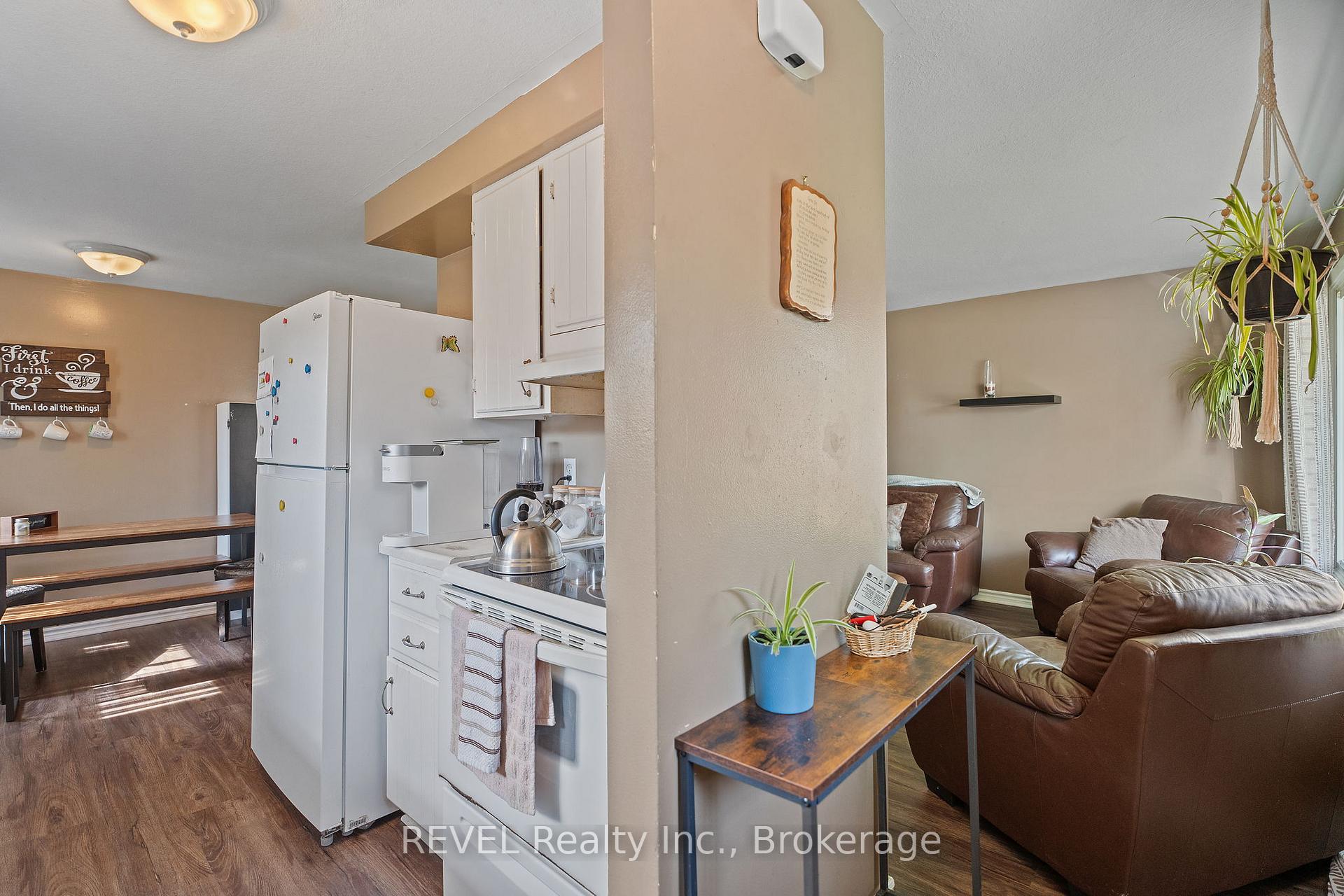 Photo 8 of 31 Louis Avenue, St. Catharines, Bunting/Linwell — HOMEH