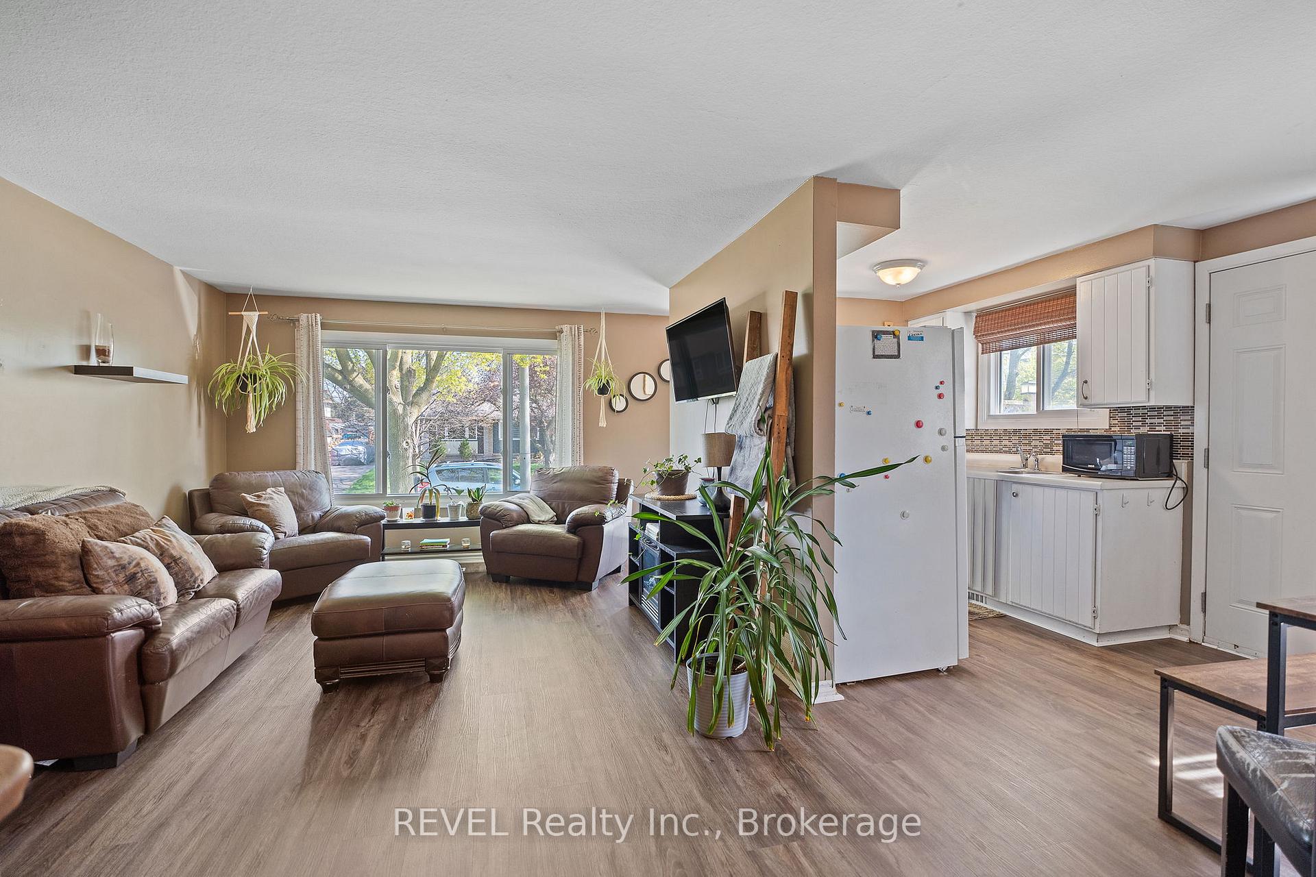 Photo 9 of 31 Louis Avenue, St. Catharines, Bunting/Linwell — HOMEH
