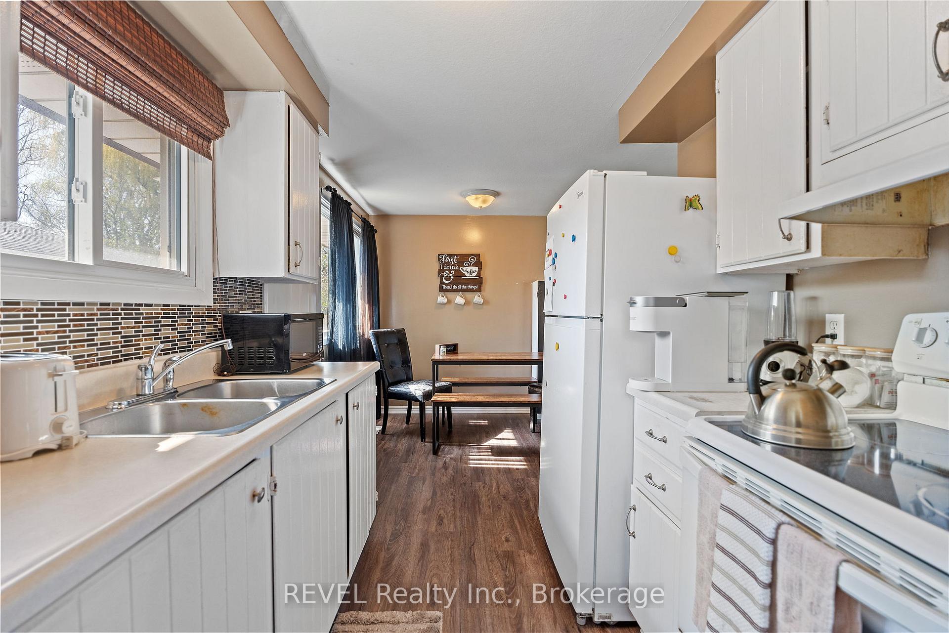 Photo 10 of 31 Louis Avenue, St. Catharines, Bunting/Linwell — HOMEH