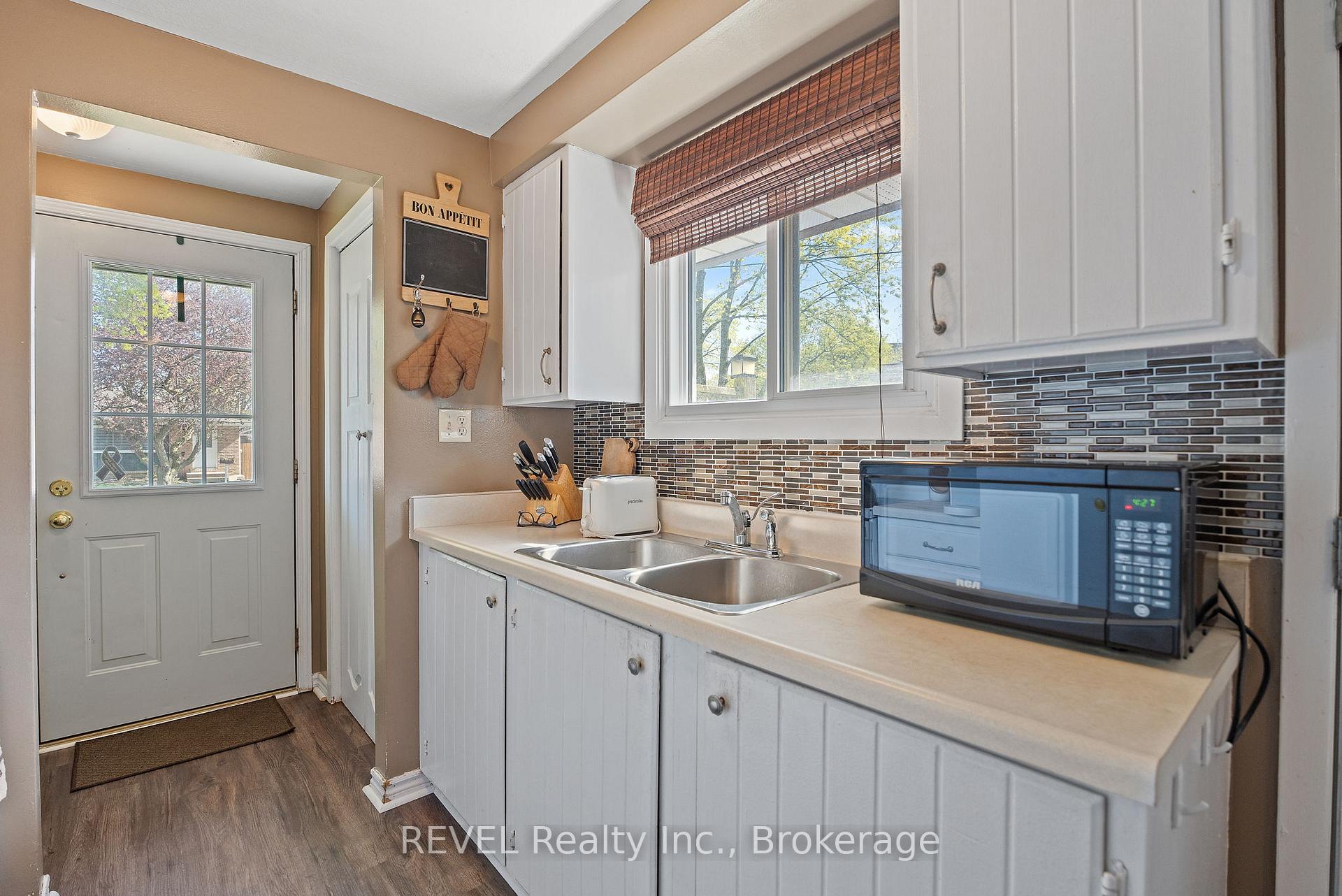 Photo 11 of 31 Louis Avenue, St. Catharines, Bunting/Linwell — HOMEH