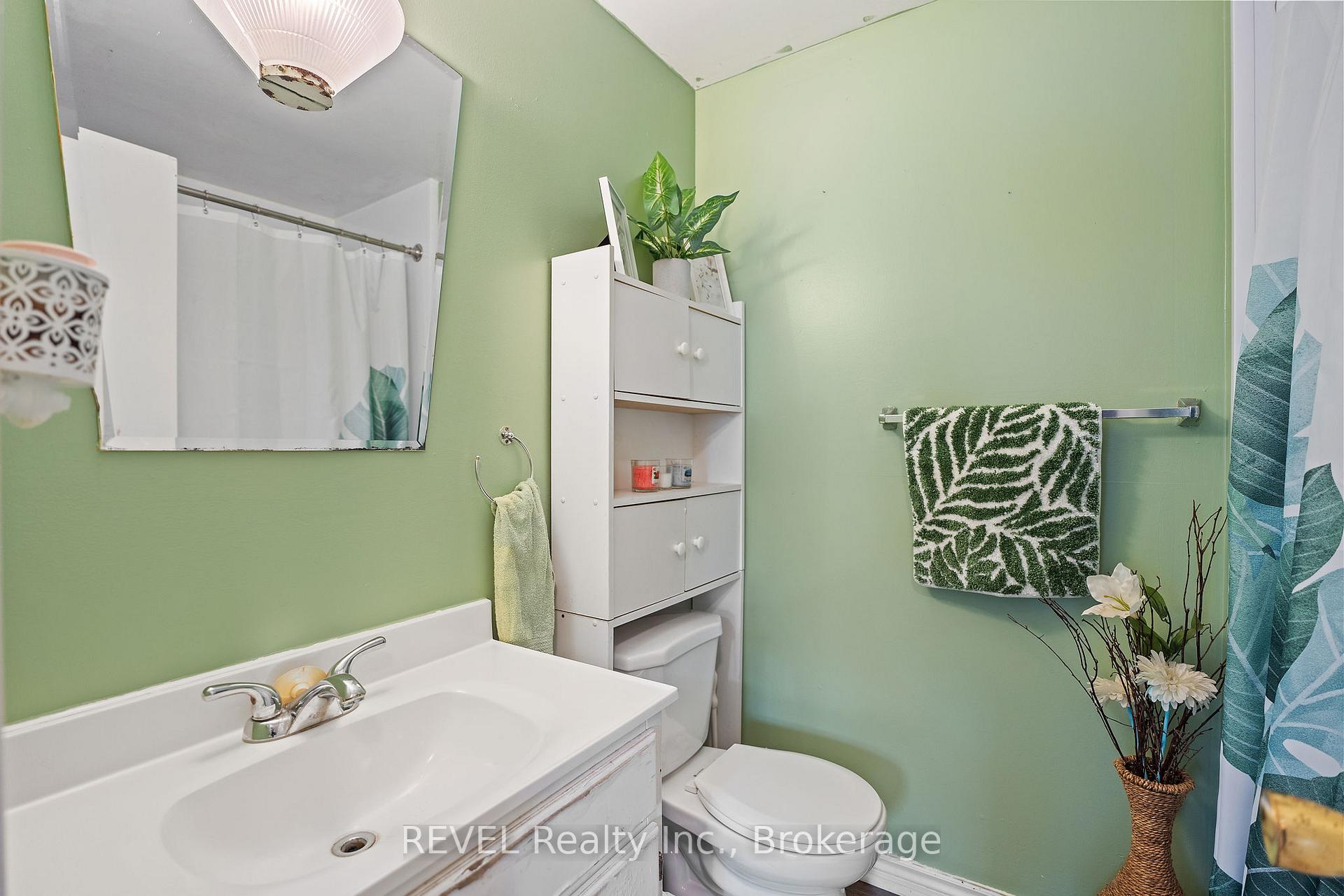 Photo 14 of 31 Louis Avenue, St. Catharines, Bunting/Linwell — HOMEH