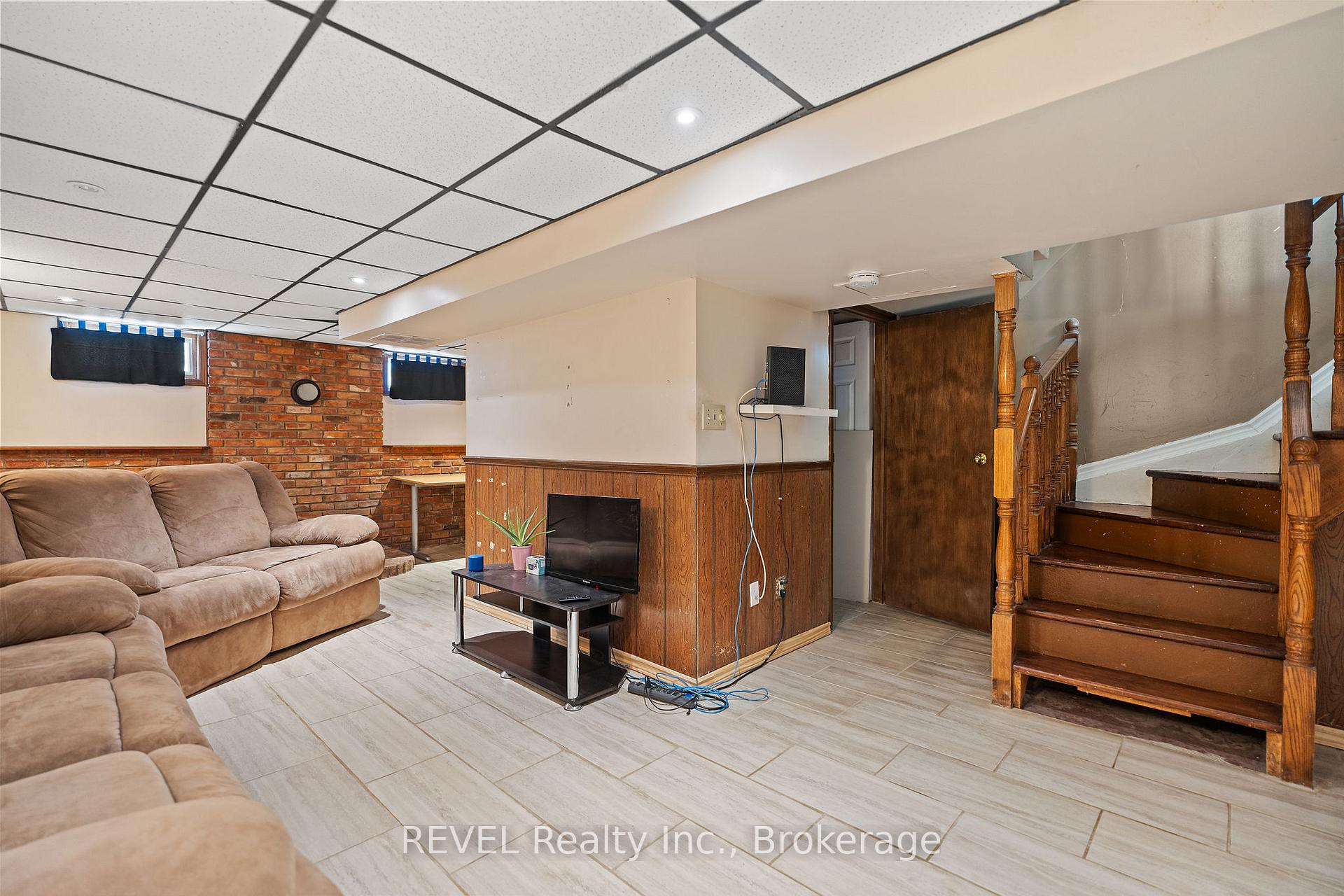 Photo 18 of 31 Louis Avenue, St. Catharines, Bunting/Linwell — HOMEH