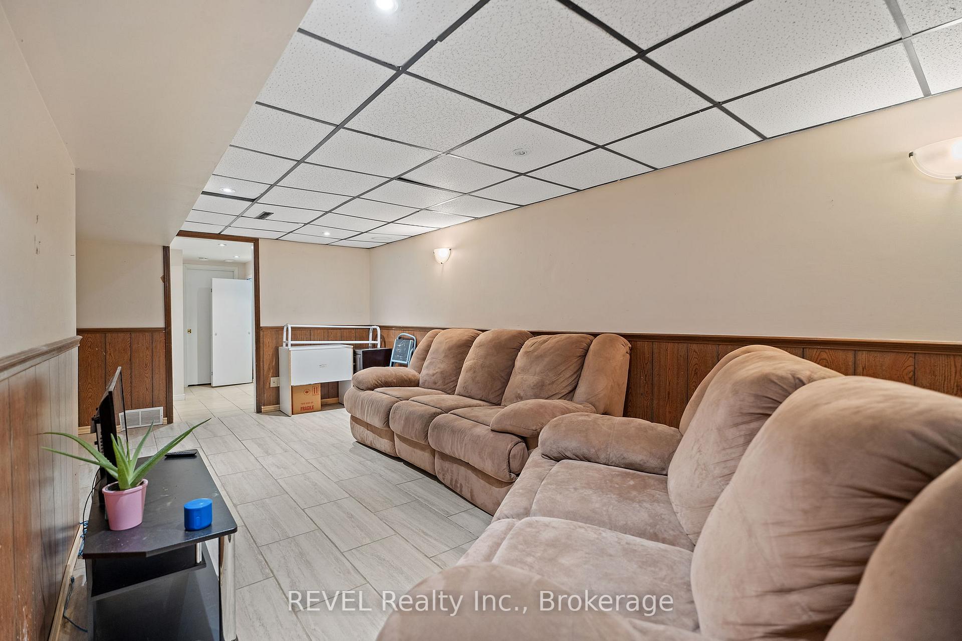 Photo 19 of 31 Louis Avenue, St. Catharines, Bunting/Linwell — HOMEH