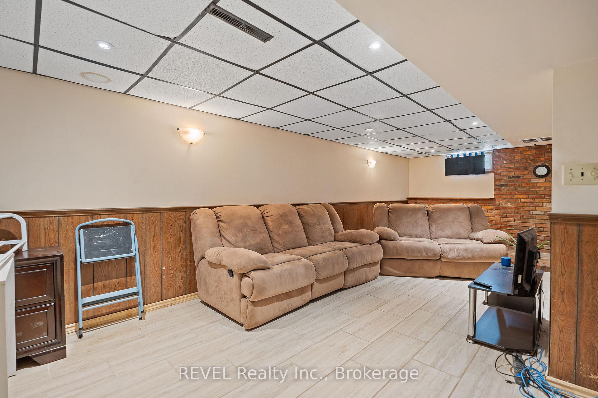 Photo 20 of 31 Louis Avenue, St. Catharines, Bunting/Linwell — HOMEH