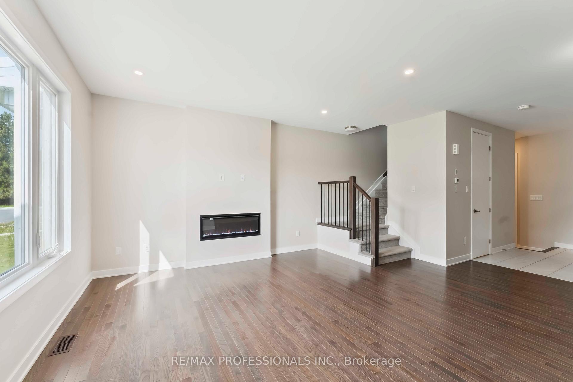 Photo 3 of 826 Bascule Place, Ottawa, Btwn Franktown Rd. & Fallowfield Rd. — HOMEH