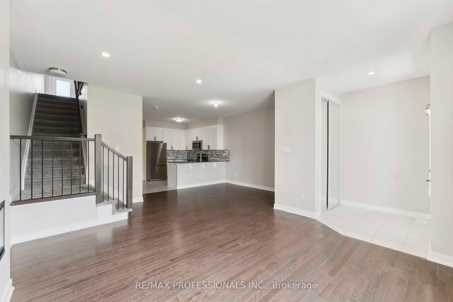 Photo 4 of 826 Bascule Place, Ottawa, Btwn Franktown Rd. & Fallowfield Rd. — HOMEH