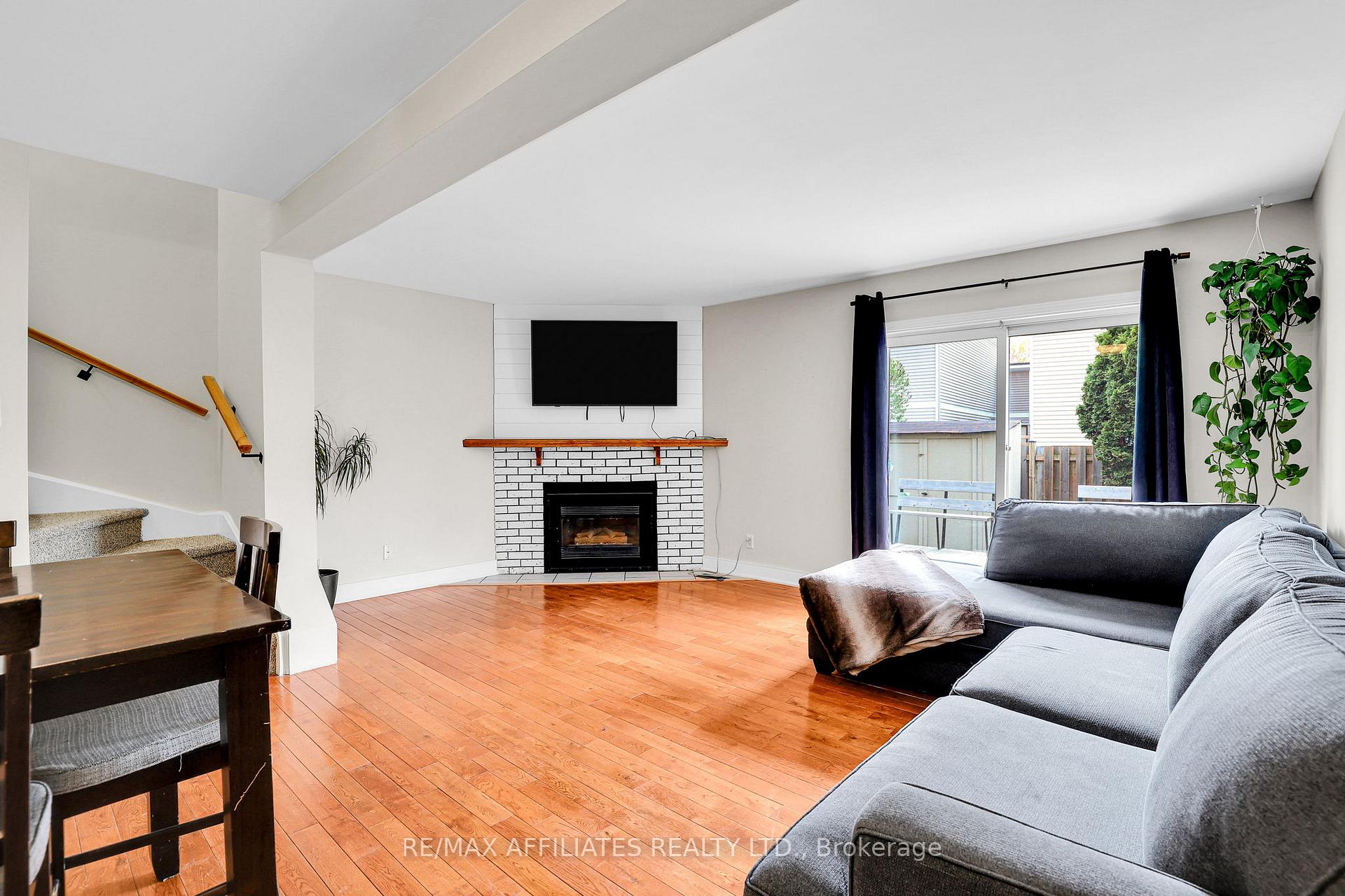 Photo 8 of 356 Monica Crescent, Ottawa, Bilberry Creek/Queenswood Heights — HOMEH