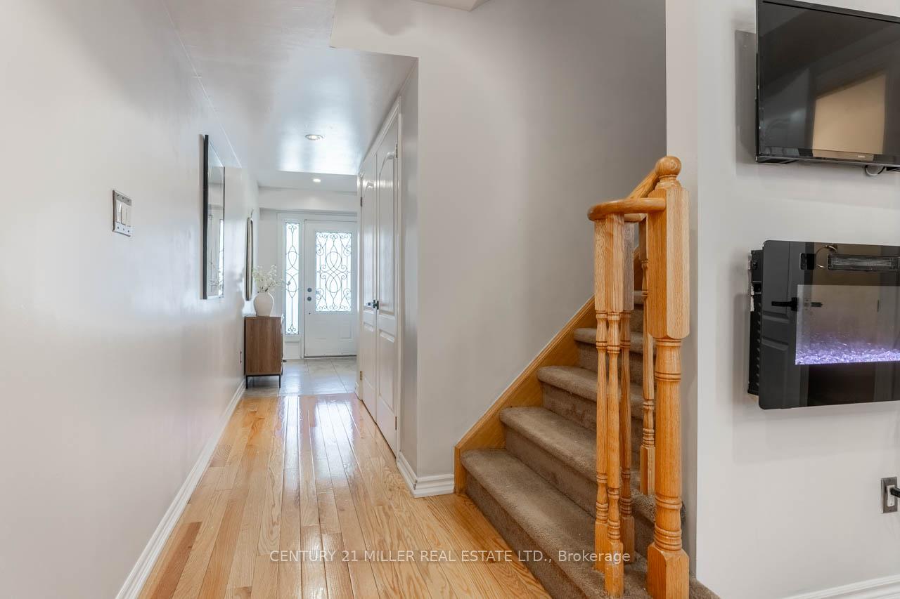 Photo 3 of 81 New Pines Trail, Brampton, Heart Lake East — HOMEH