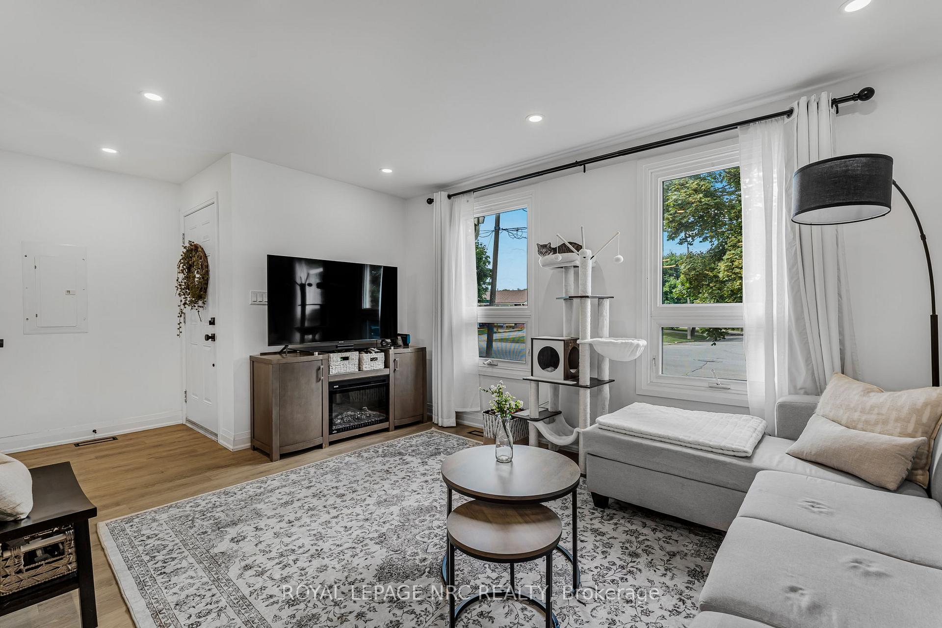 Photo 10 of 200 St Augustine Drive, St. Catharines, Secord Woods — HOMEH