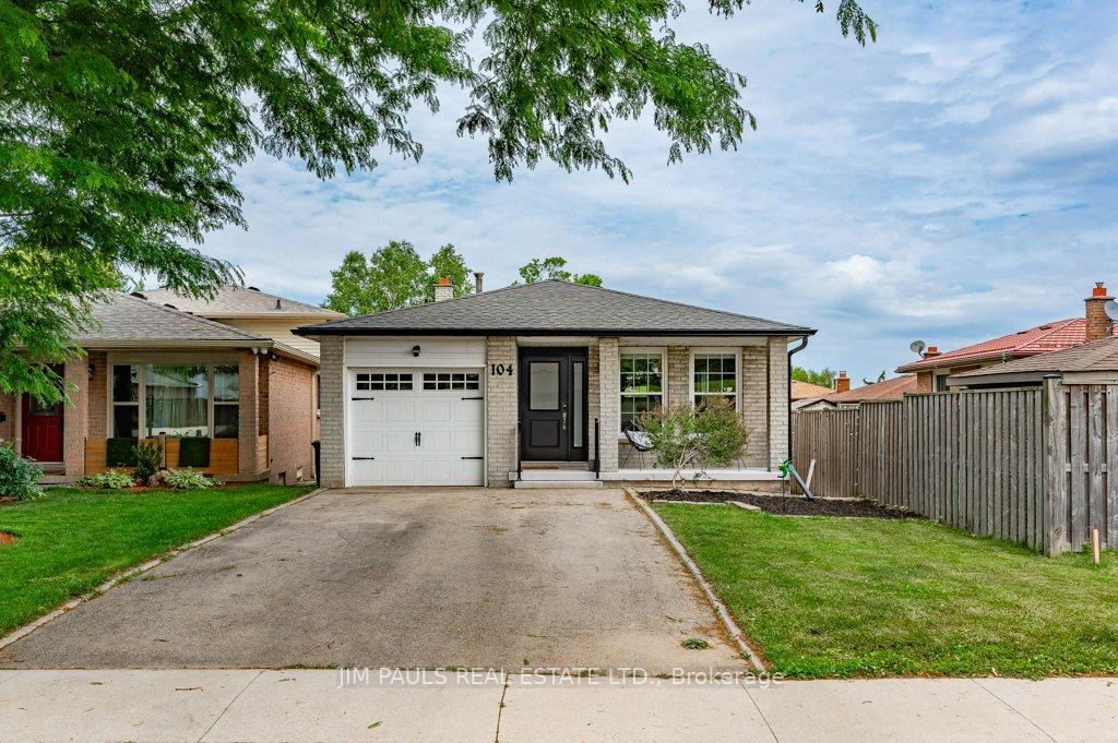 Photo 2 of 104 Golfwood Drive, Hamilton, Gurnett — HOMEH