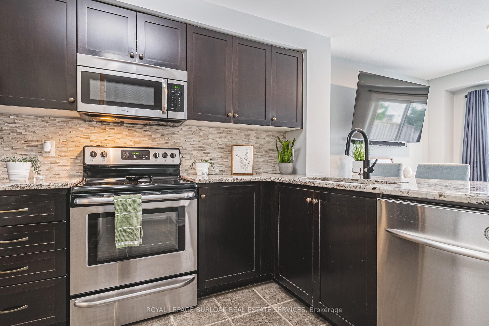 Photo 8 of Unit 32, 10 Pumpkin Pass, Hamilton, Binbrook — HOMEH