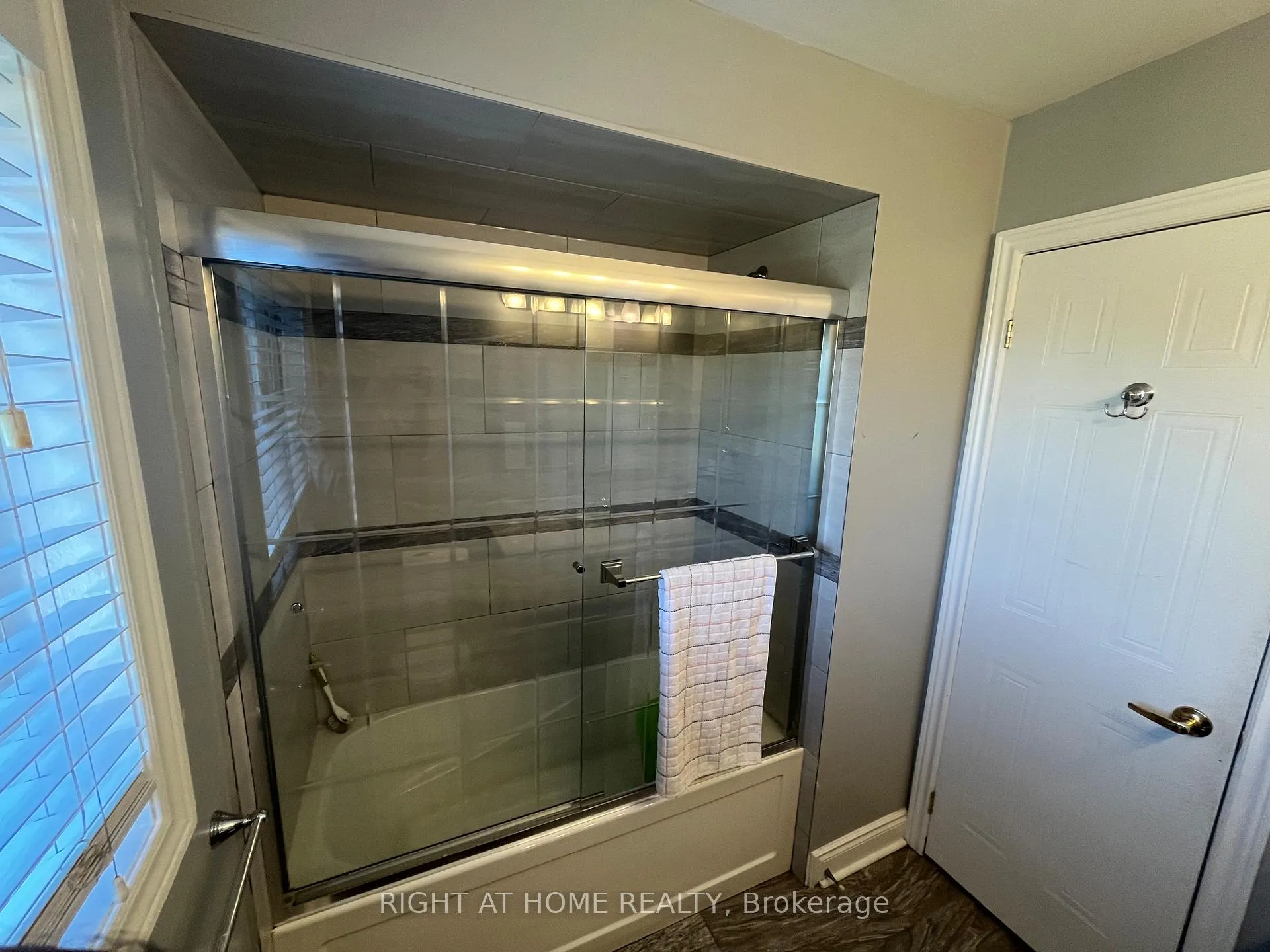 Photo 15 of 34 Drinkwater Road N, Brampton, Fletcher's West — HOMEH