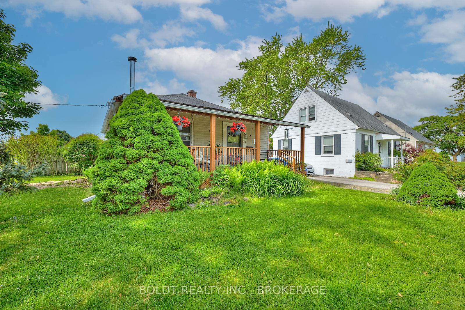 Photo 2 of 33 Argyle Crescent, St. Catharines, E. Chester — HOMEH